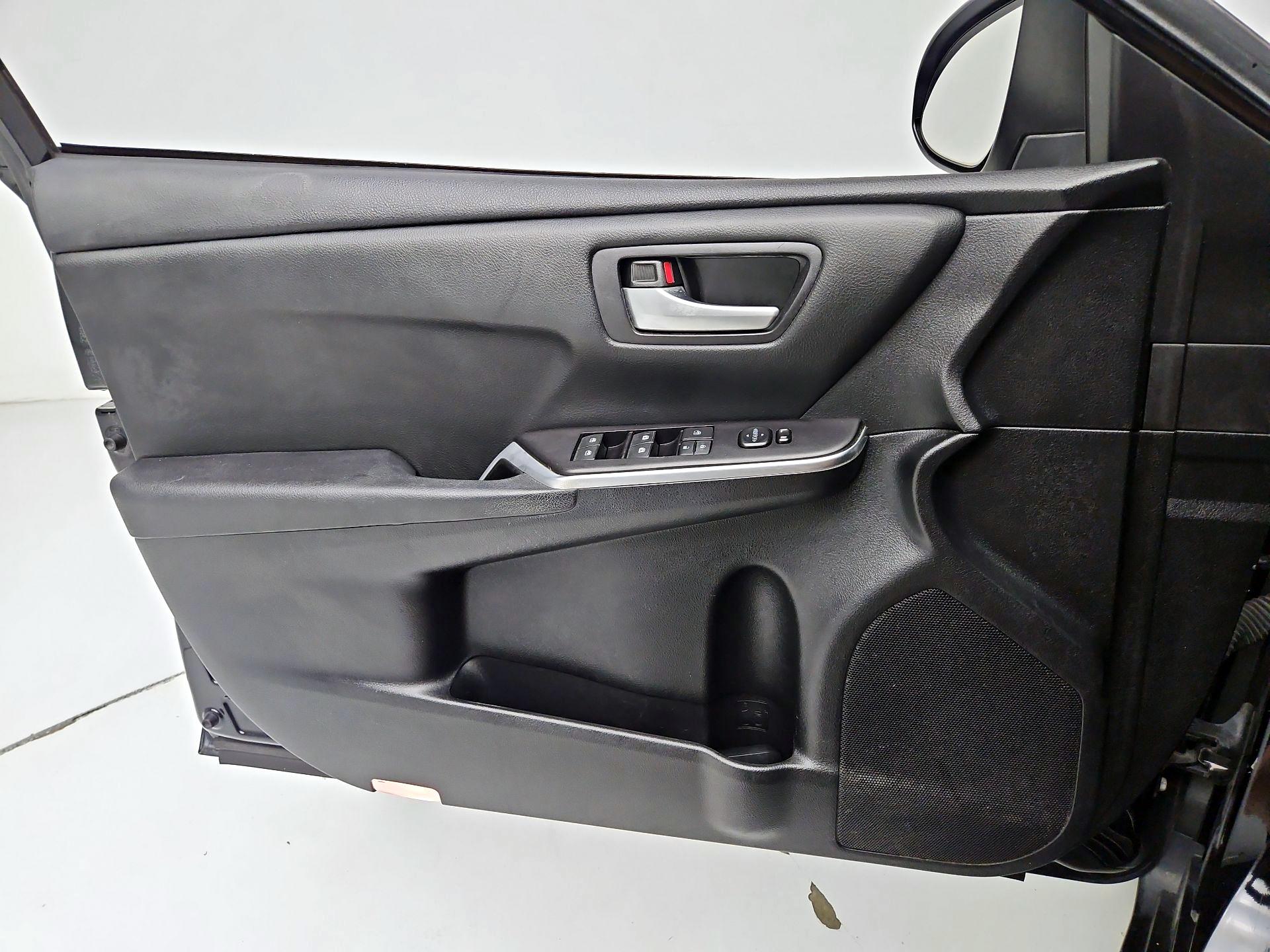 Thumbnail: 2015 Toyota Camry - 12