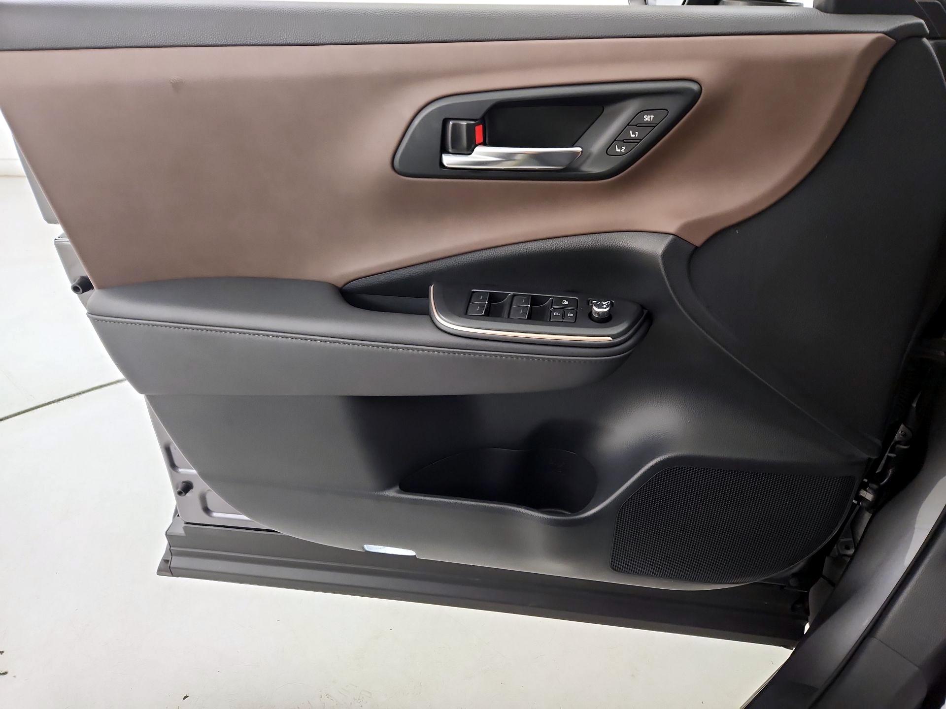 Thumbnail: 2023 Toyota Crown - 12