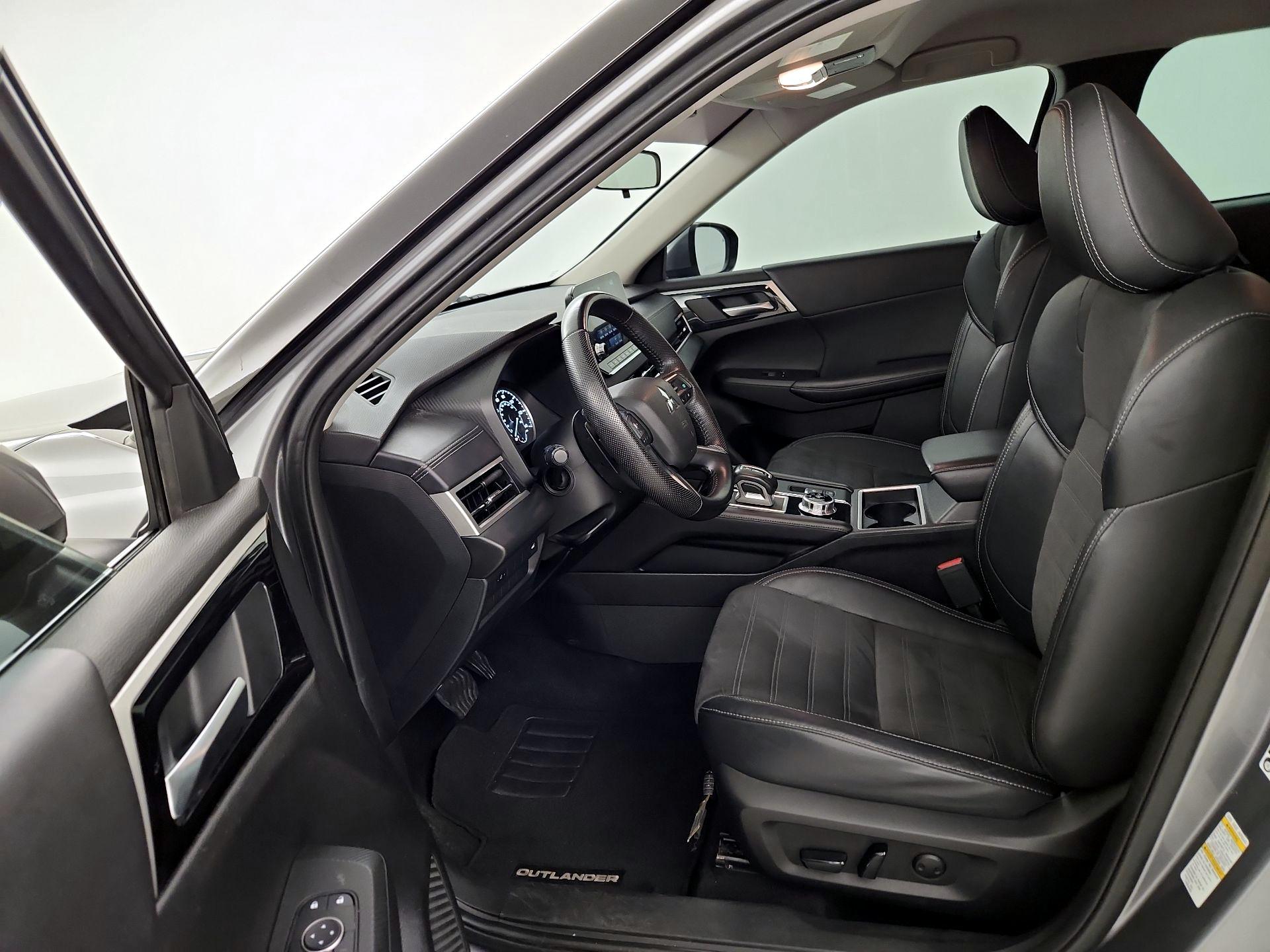 Thumbnail: 2023 Mitsubishi Outlander - 11