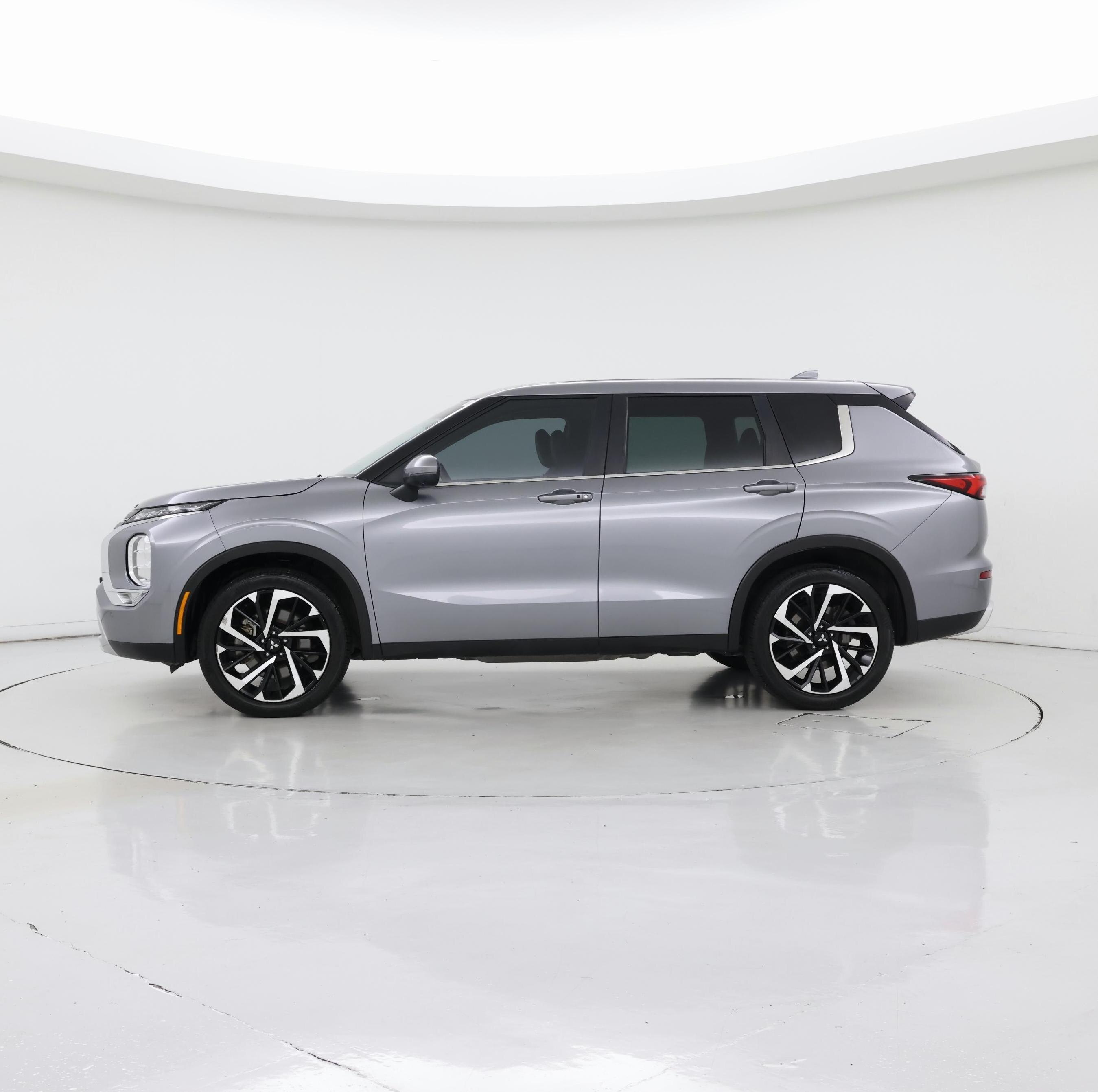 Thumbnail: 2023 Mitsubishi Outlander - 3