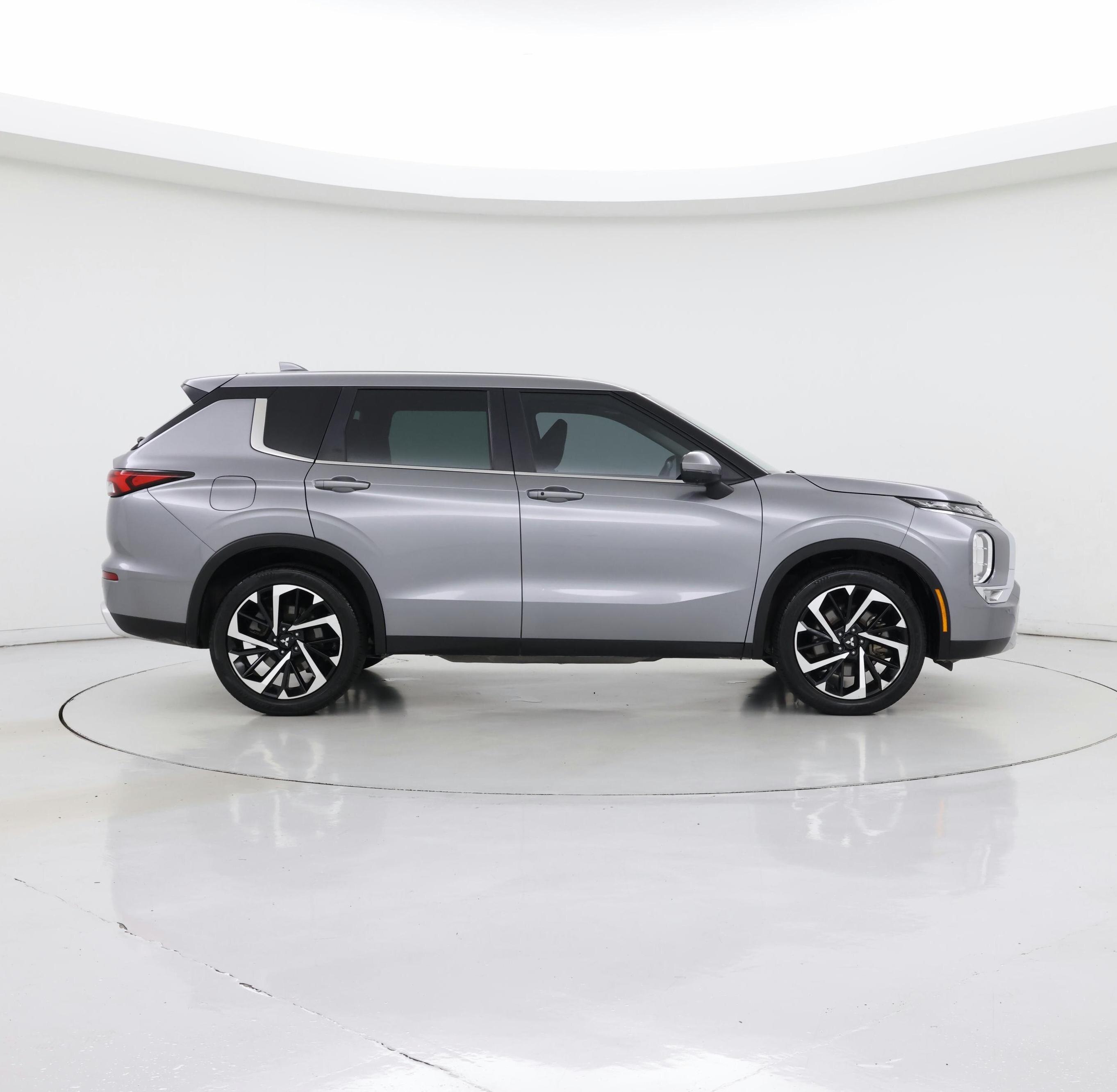 Thumbnail: 2023 Mitsubishi Outlander - 7