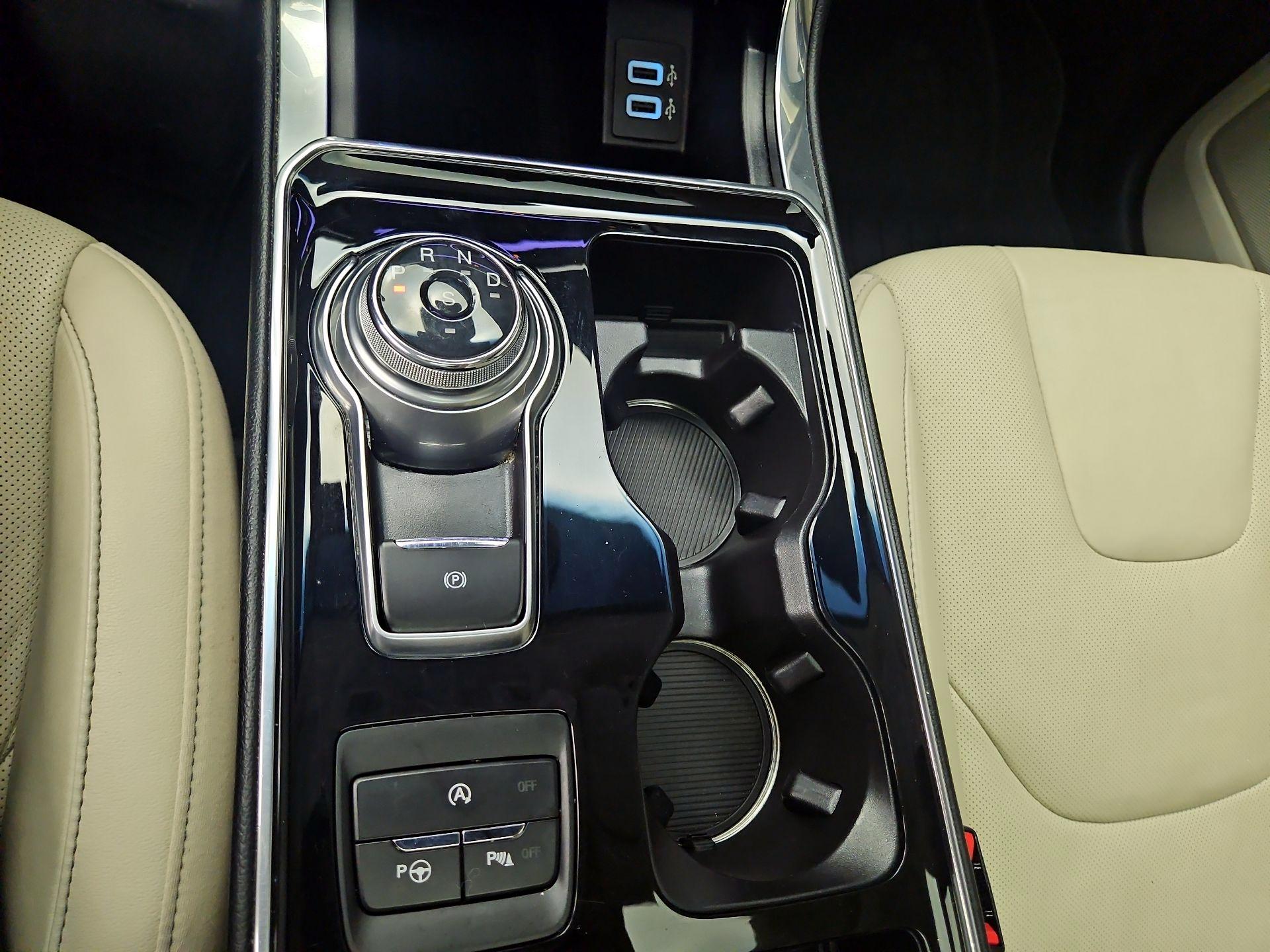 Thumbnail: 2019 Ford Edge - 16