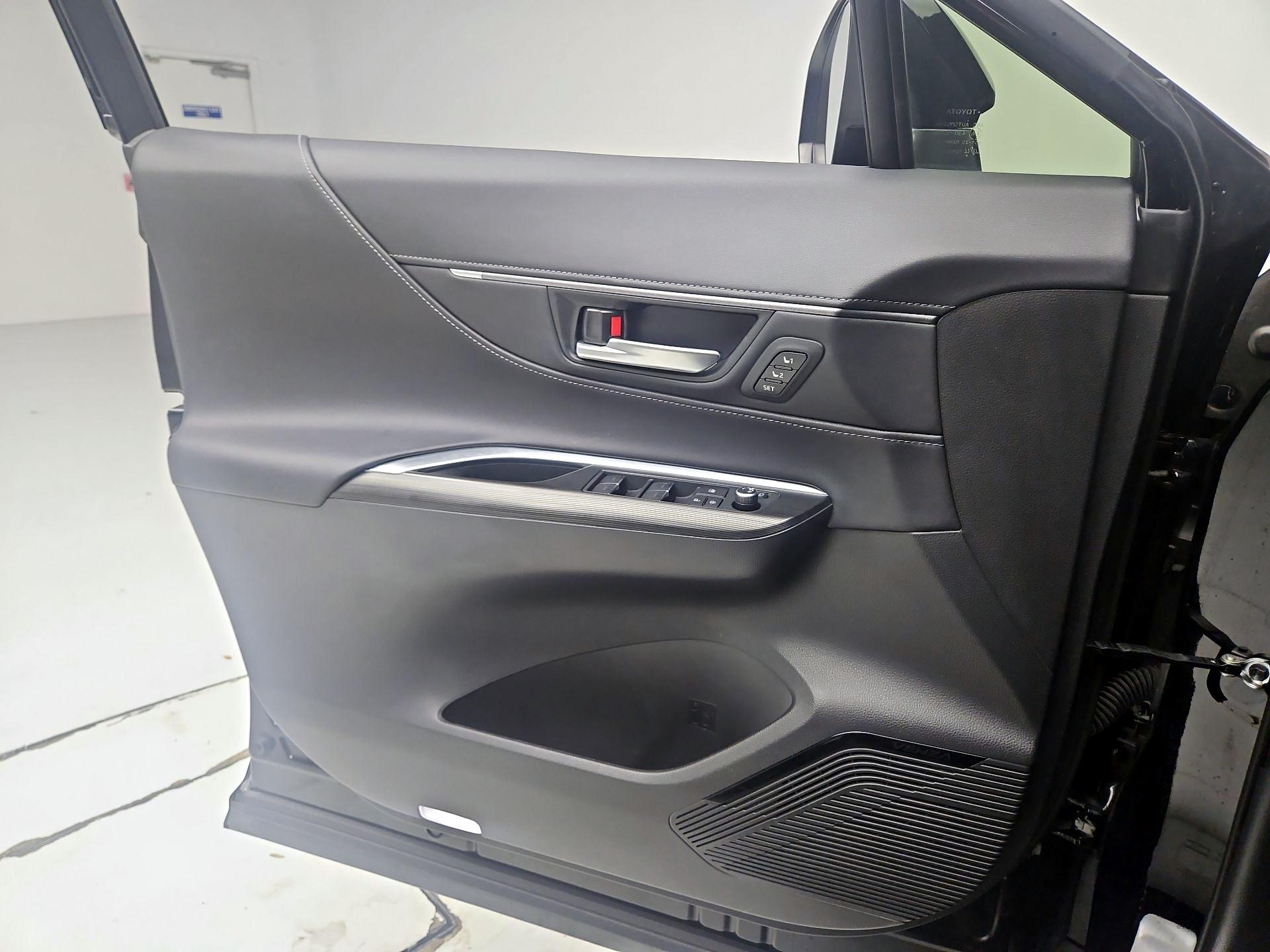 Thumbnail: 2021 Toyota Venza - 12