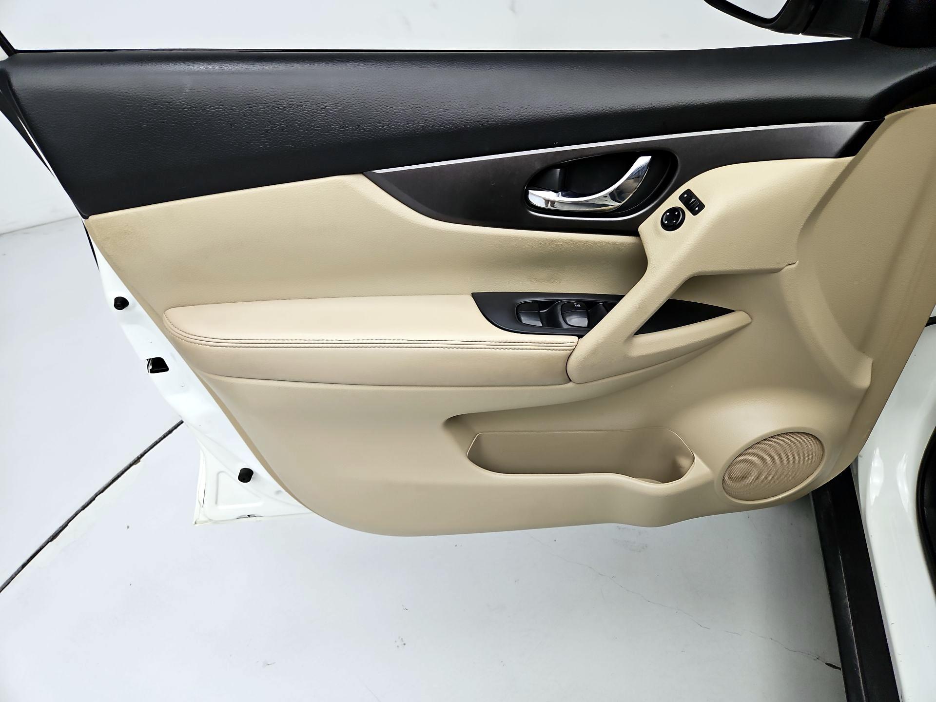 Thumbnail: 2016 Nissan Rogue - 12