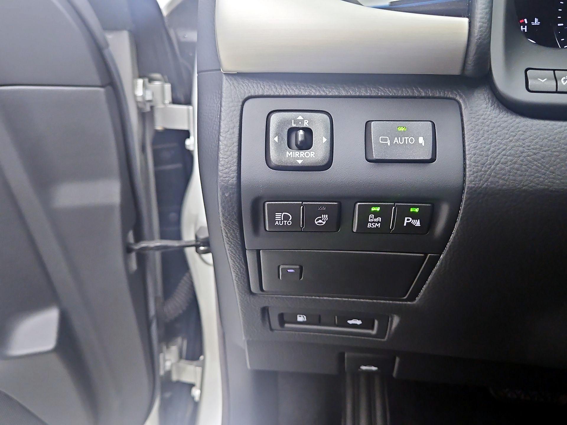 Thumbnail: 2015 Lexus LS - 13
