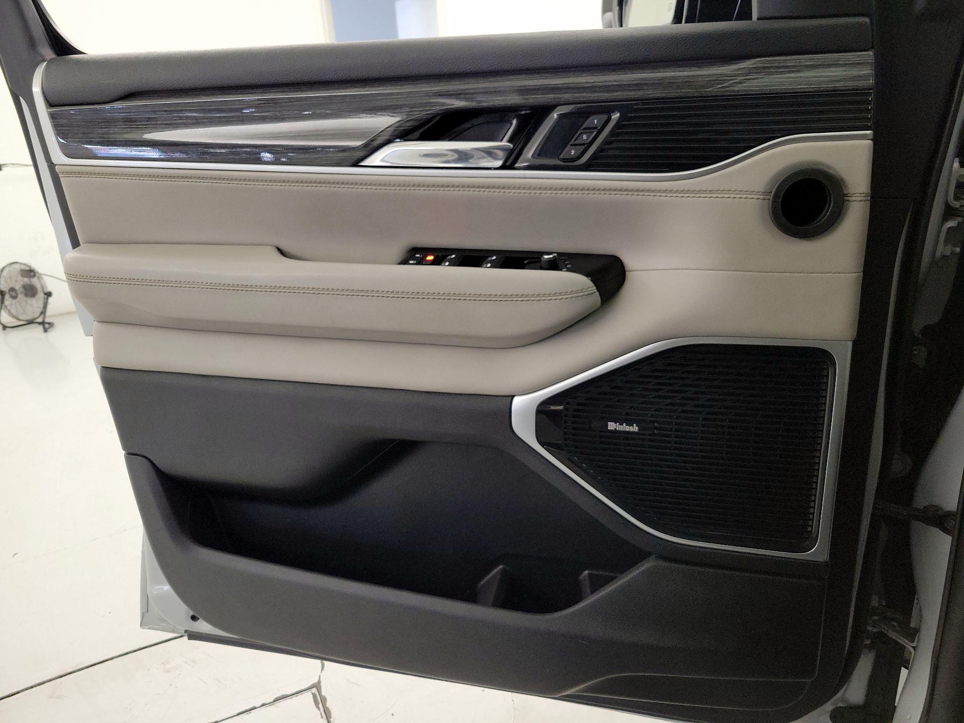 Thumbnail: 2022 Jeep Wagoneer - 12