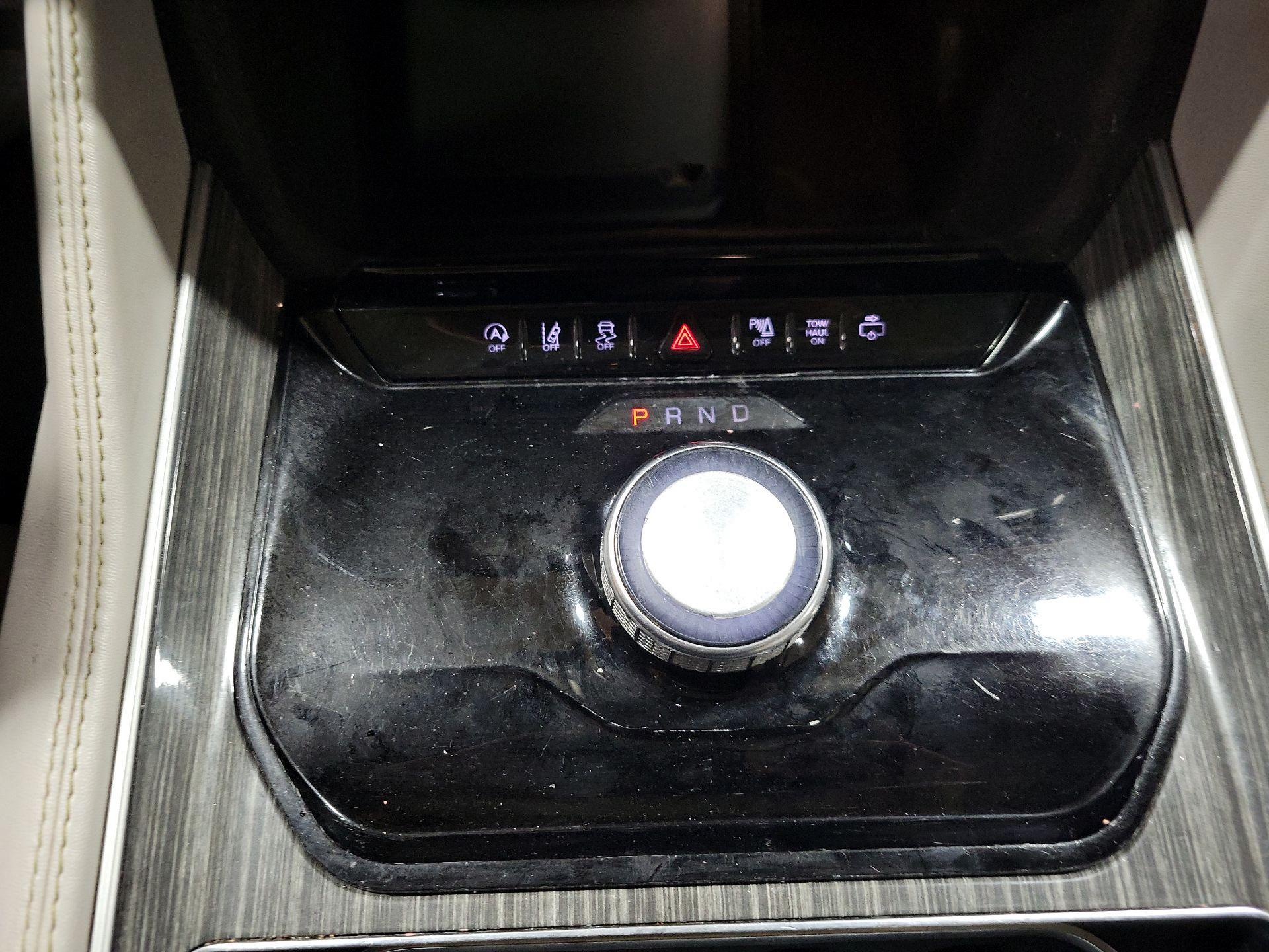 Thumbnail: 2022 Jeep Wagoneer - 17