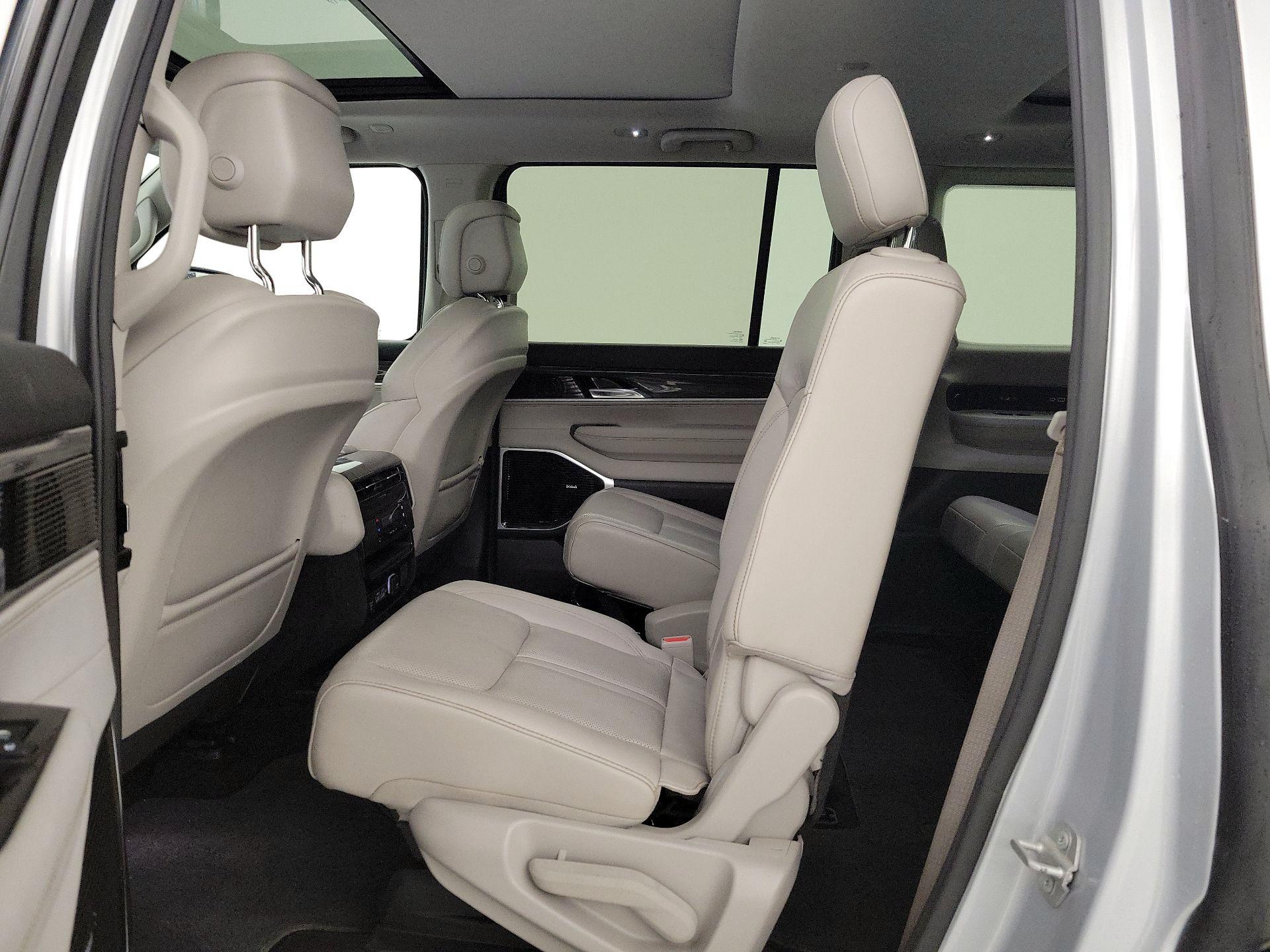 Thumbnail: 2022 Jeep Wagoneer - 19