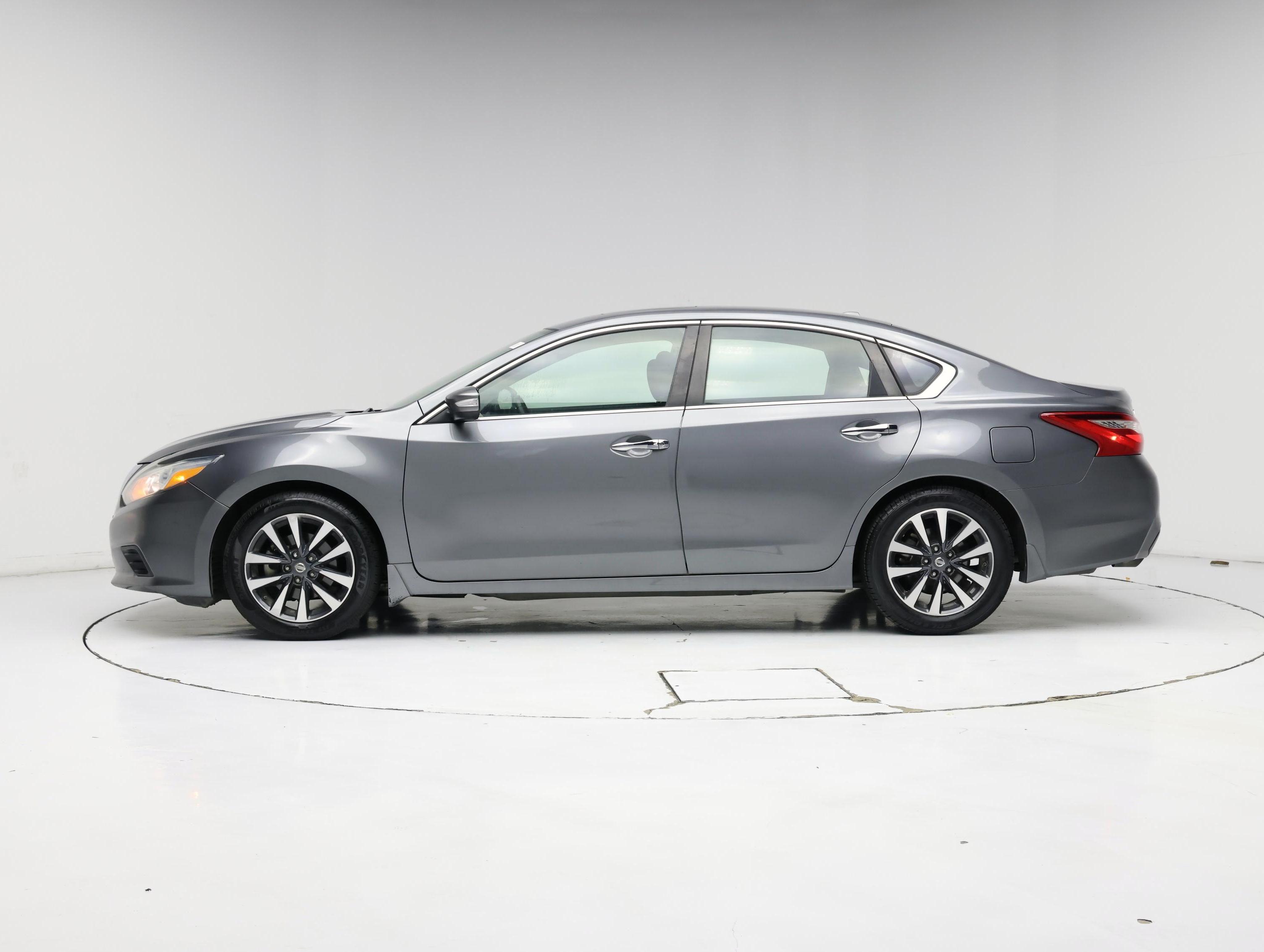 Thumbnail: 2017 Nissan Altima - 3