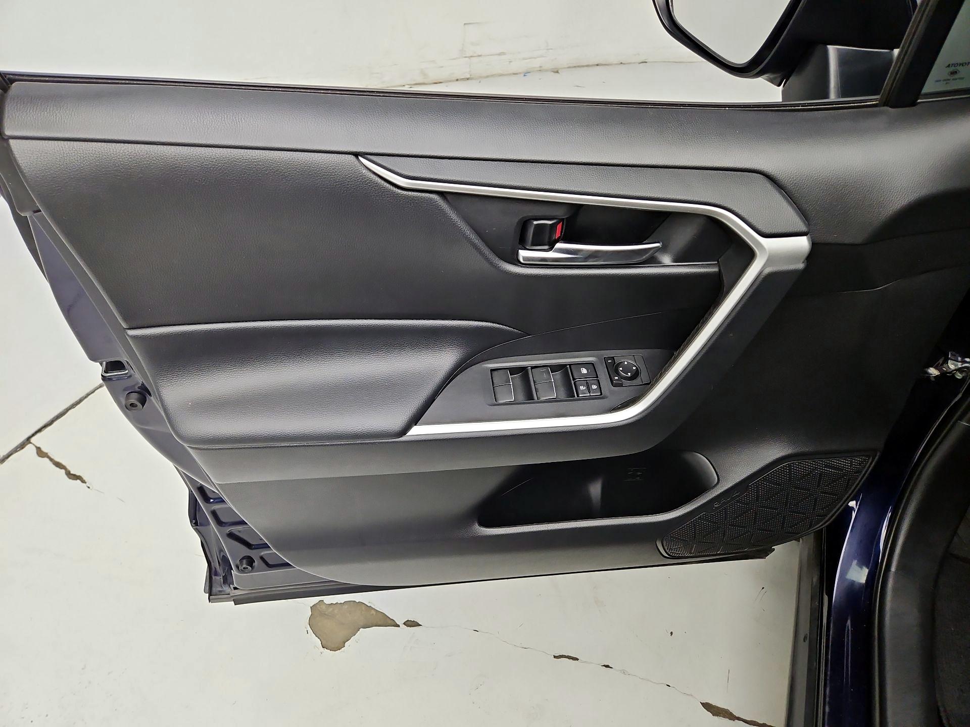 Thumbnail: 2020 Toyota RAV4 - 10