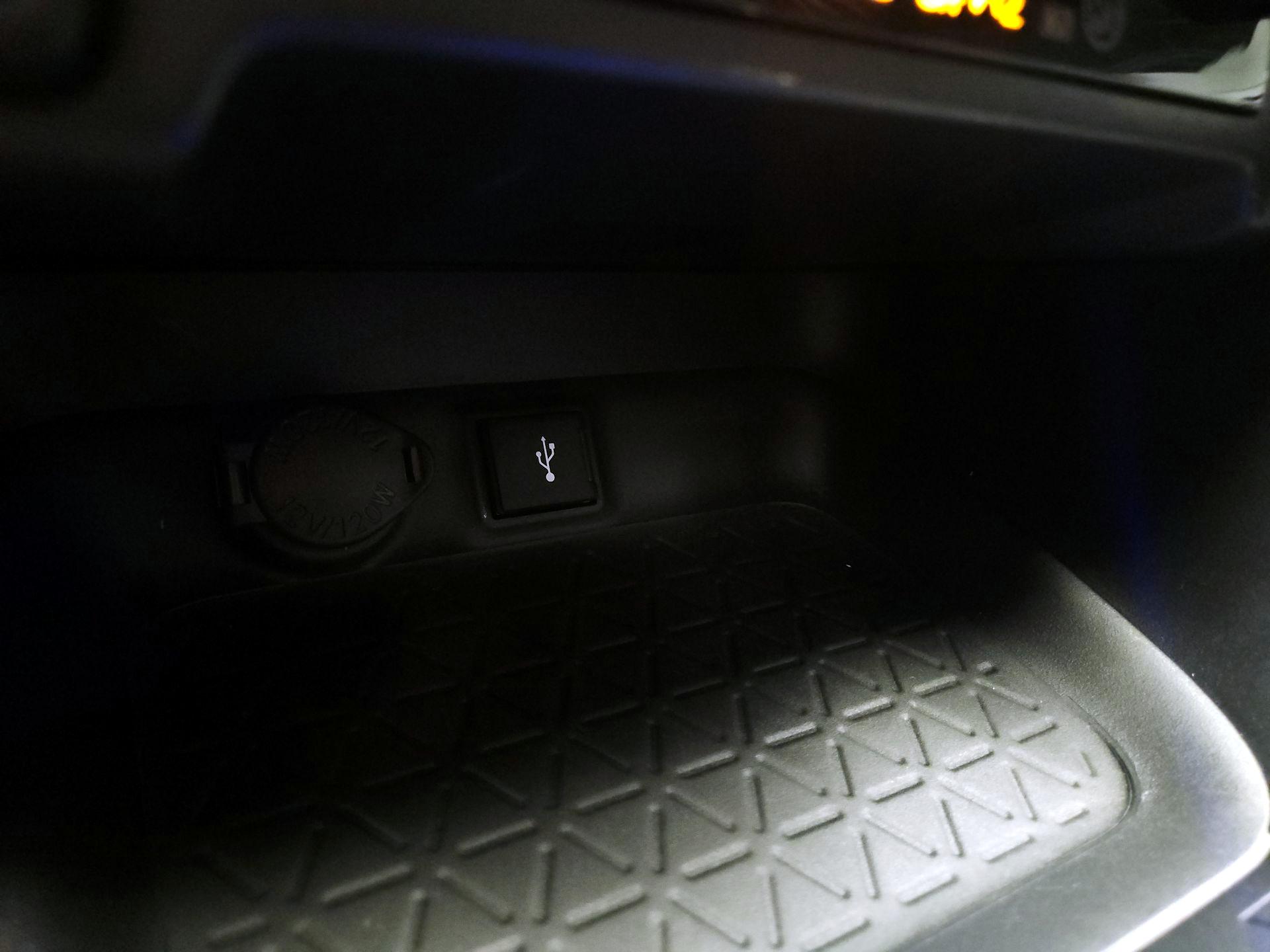 Thumbnail: 2020 Toyota RAV4 - 16