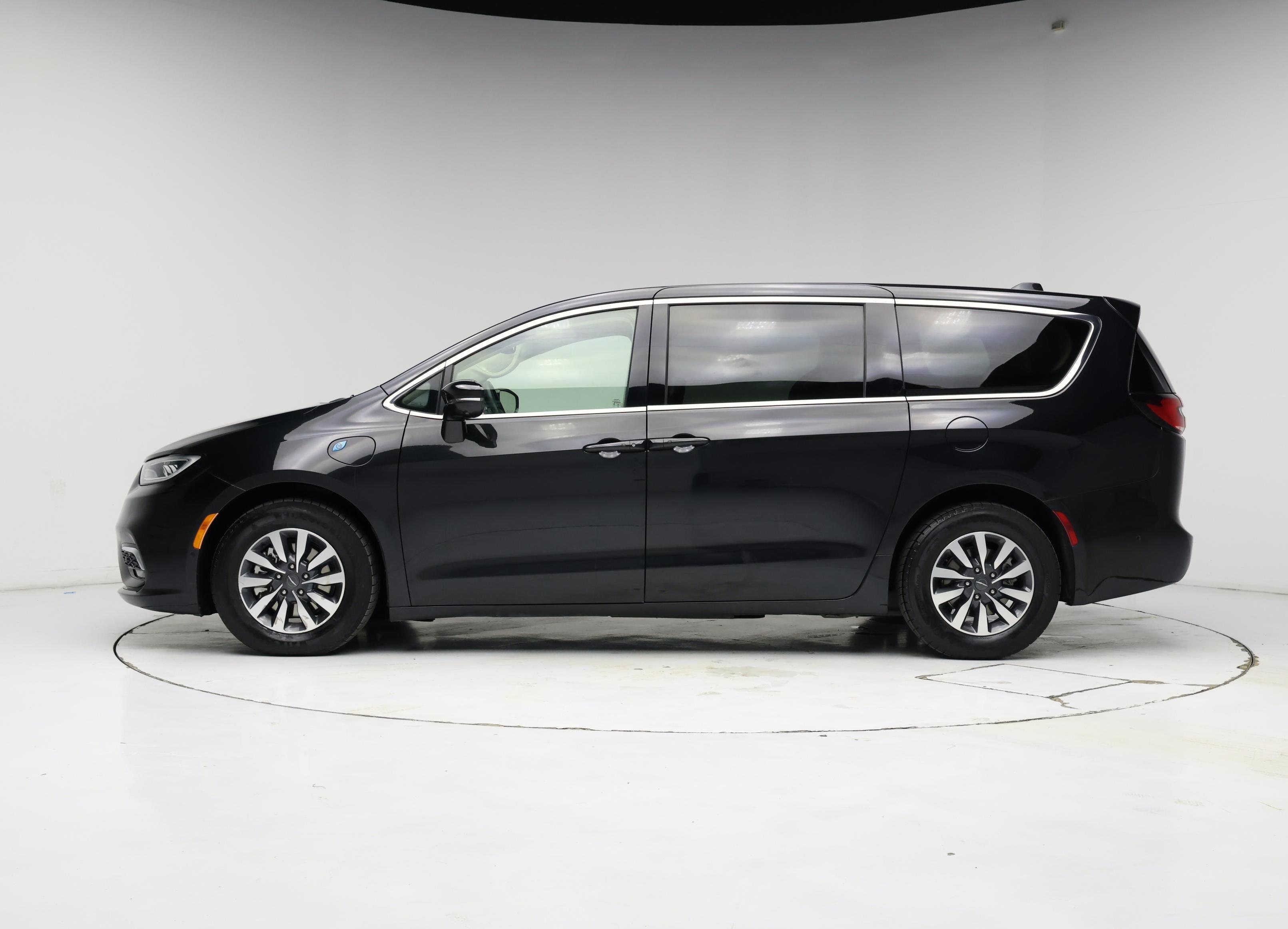 Thumbnail: 2022 Chrysler Pacifica - 3