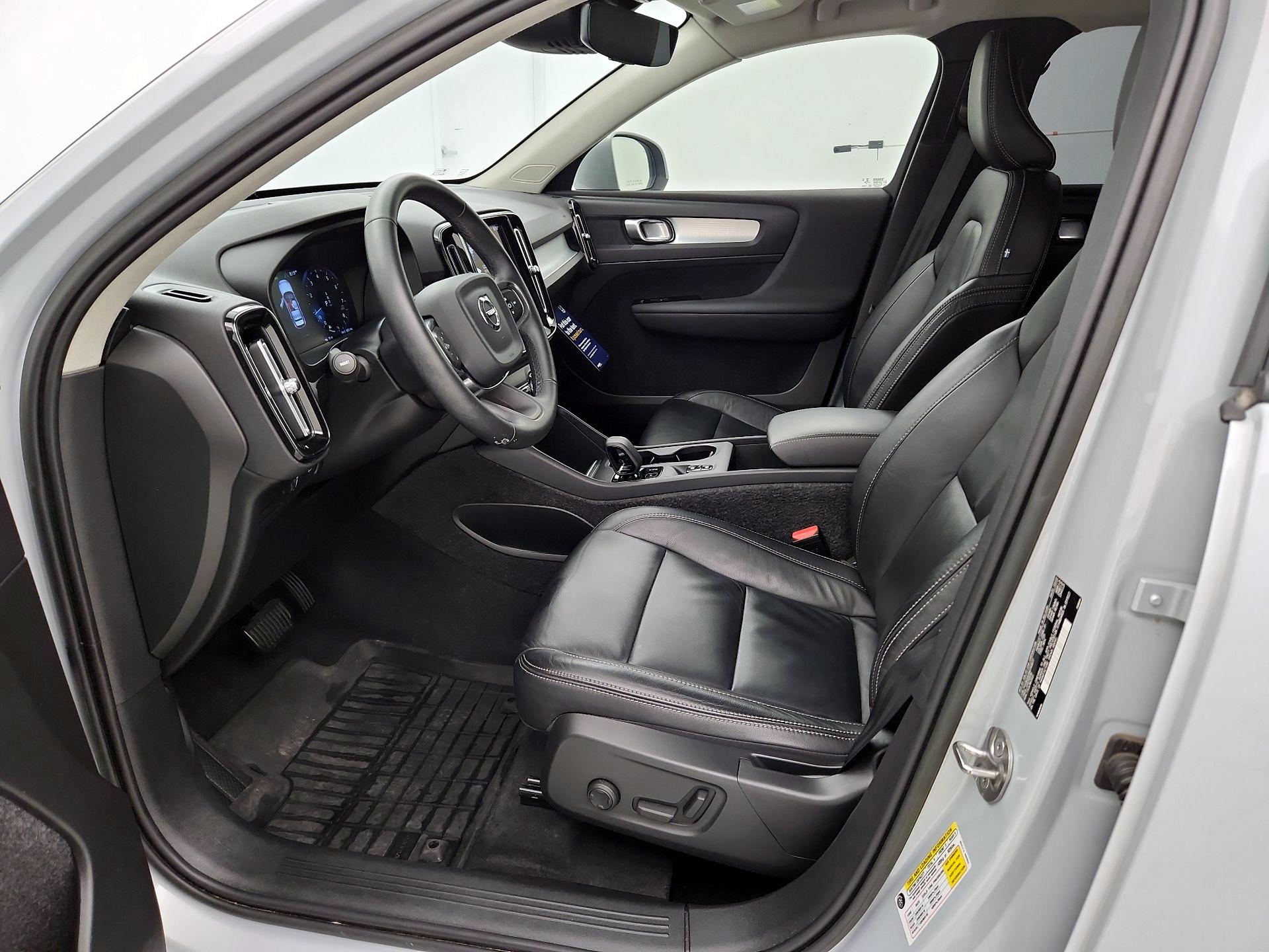 Thumbnail: 2022 Volvo XC40 - 11
