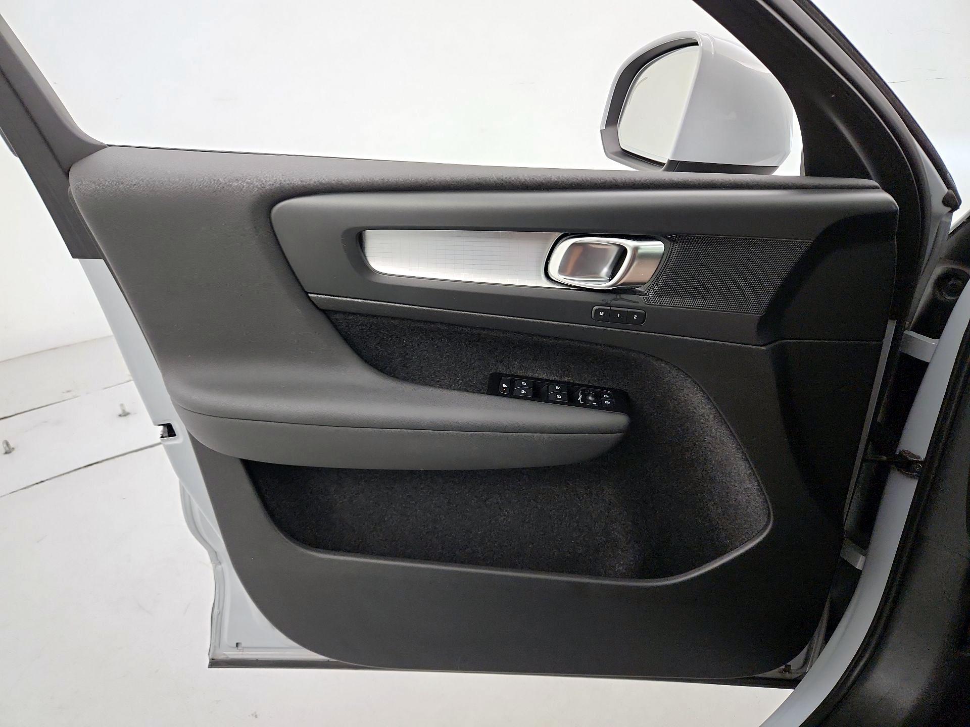 Thumbnail: 2022 Volvo XC40 - 12