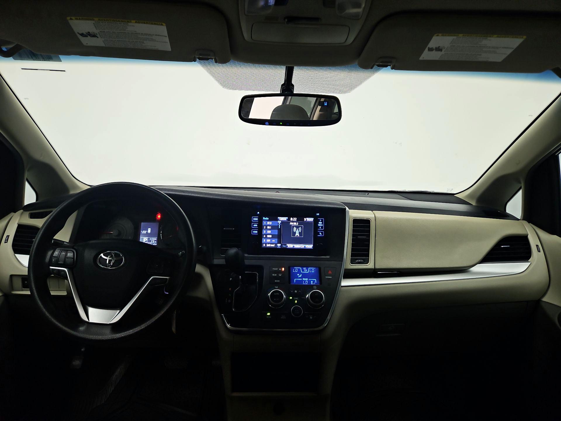 Thumbnail: 2016 Toyota Sienna - 9