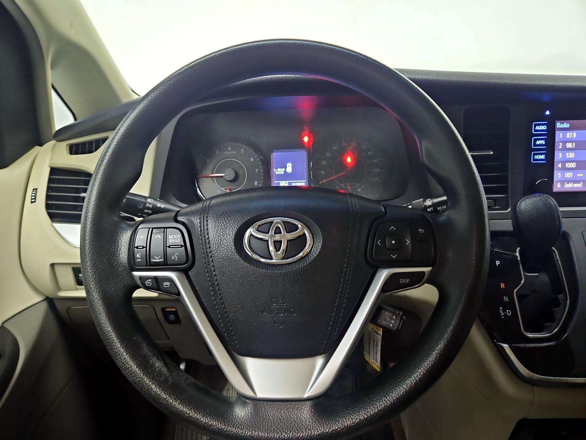 Thumbnail: 2016 Toyota Sienna - 10