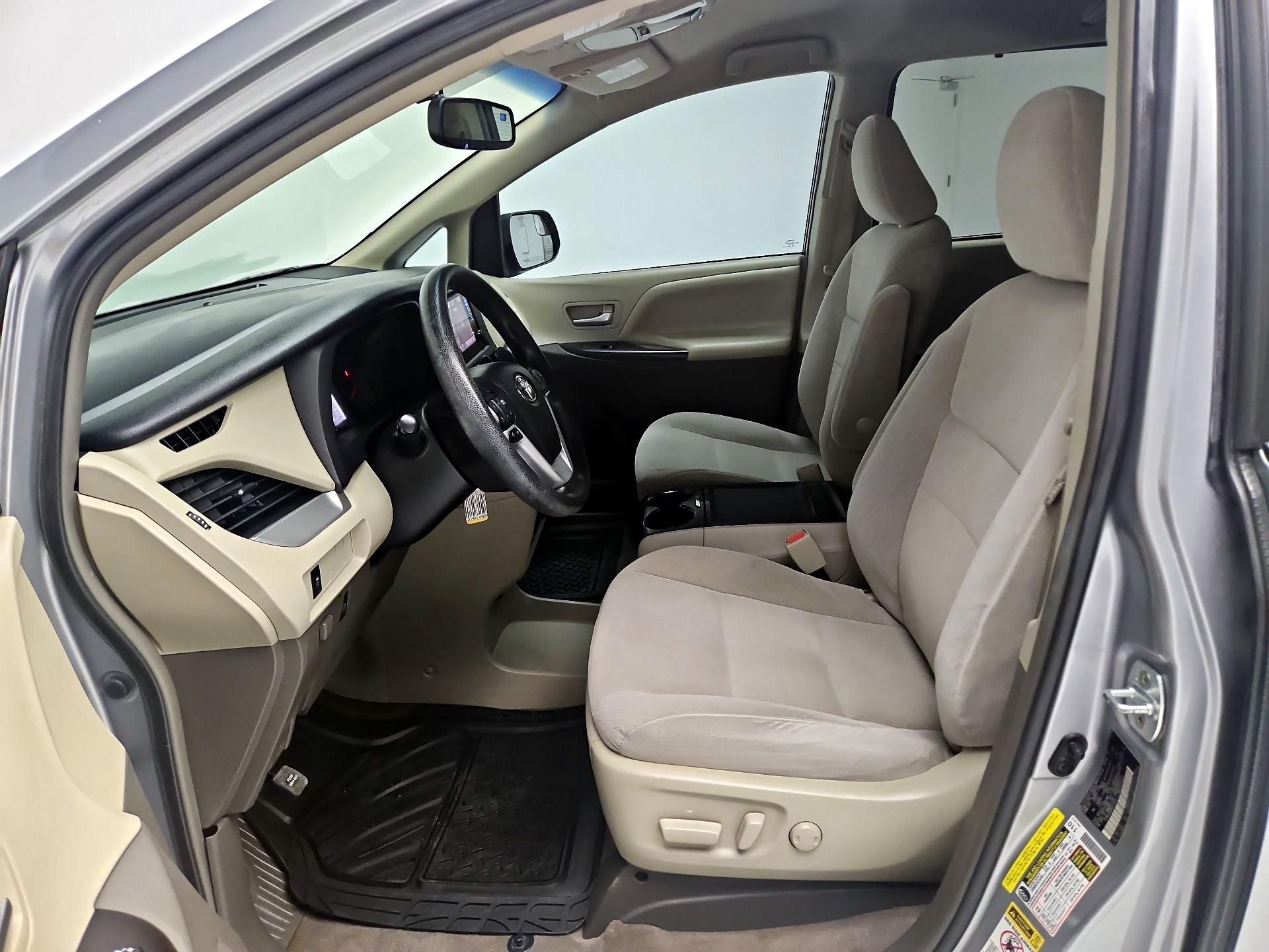 Thumbnail: 2016 Toyota Sienna - 11