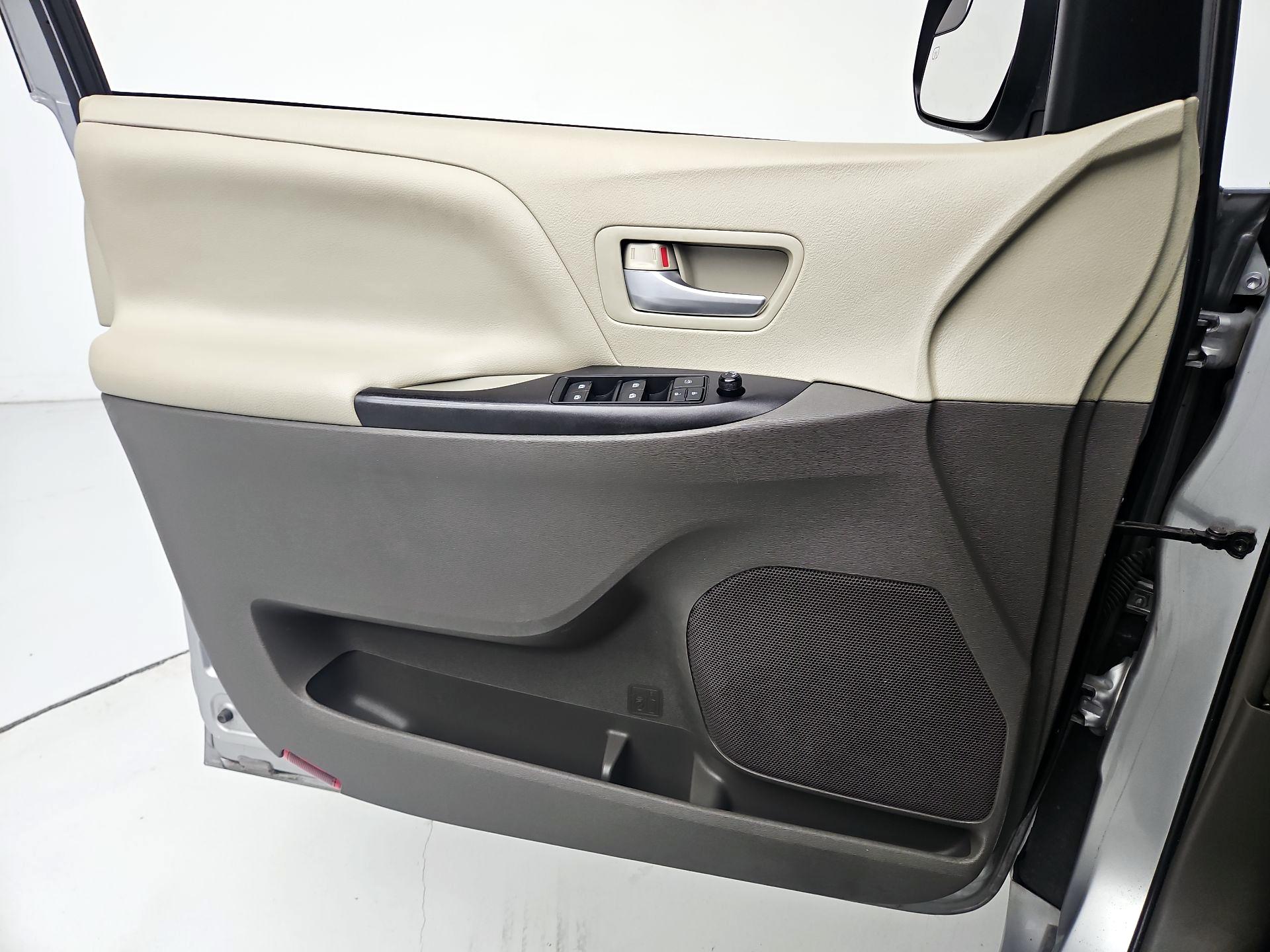 Thumbnail: 2016 Toyota Sienna - 12