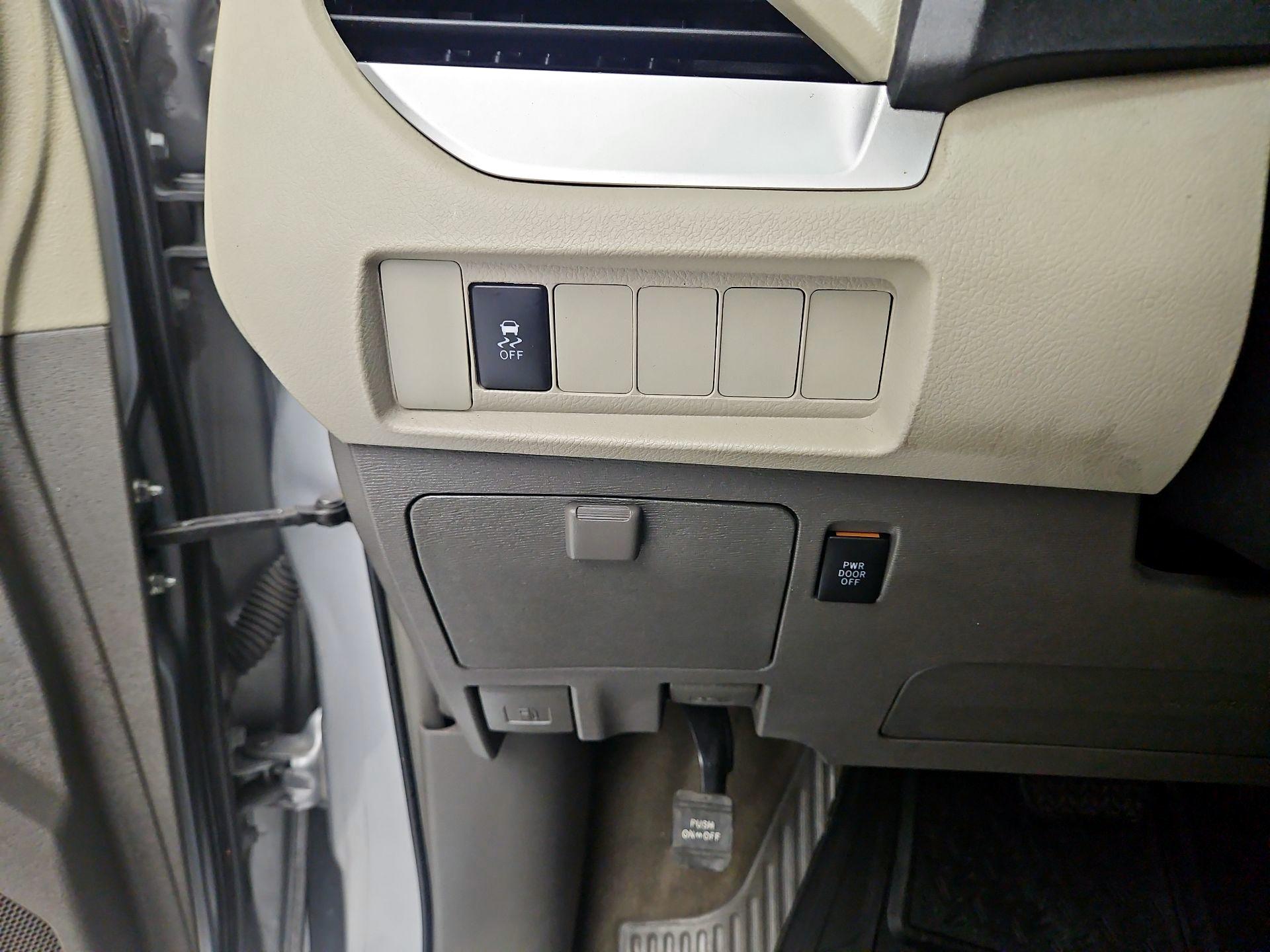 Thumbnail: 2016 Toyota Sienna - 13