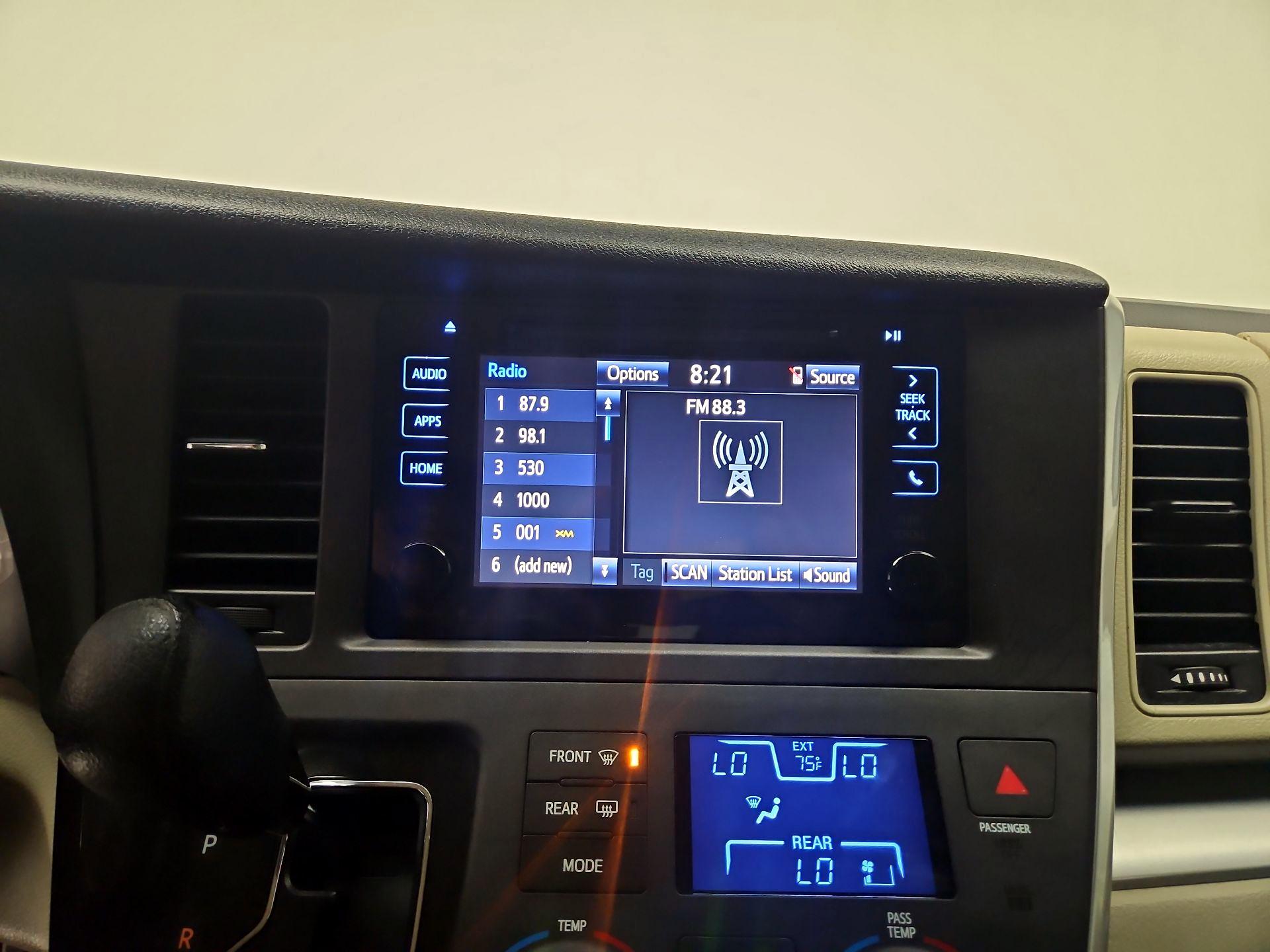Thumbnail: 2016 Toyota Sienna - 15