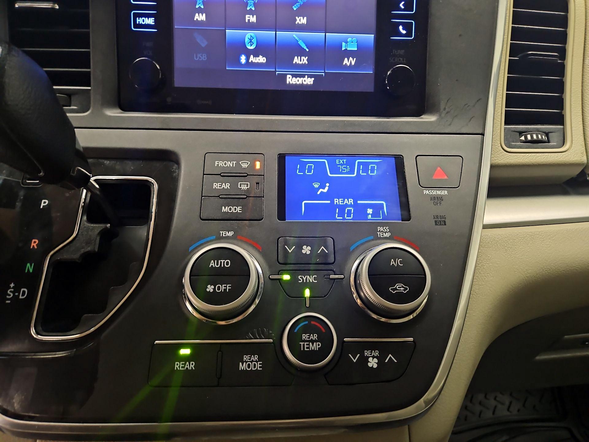 Thumbnail: 2016 Toyota Sienna - 16
