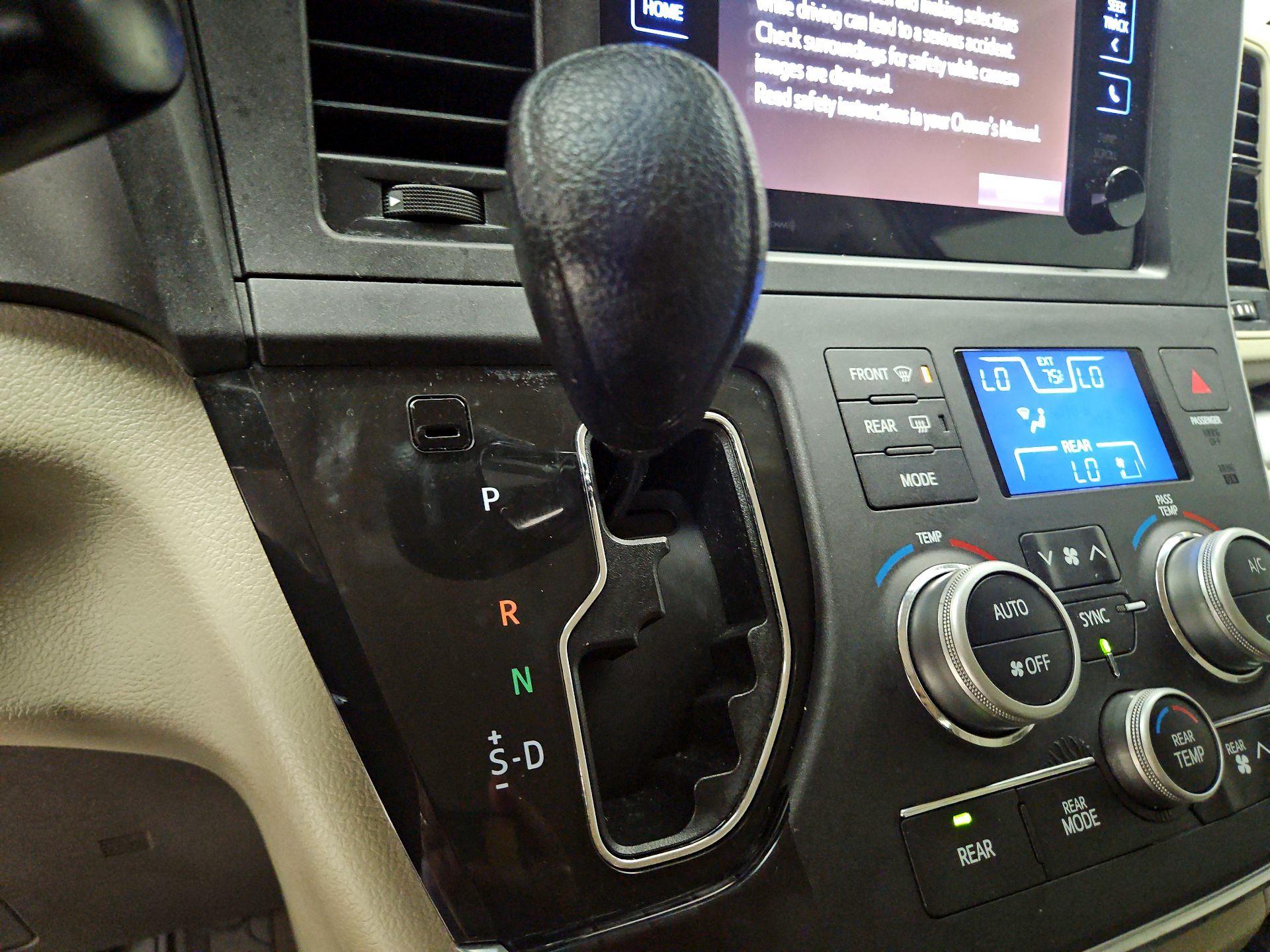 Thumbnail: 2016 Toyota Sienna - 17