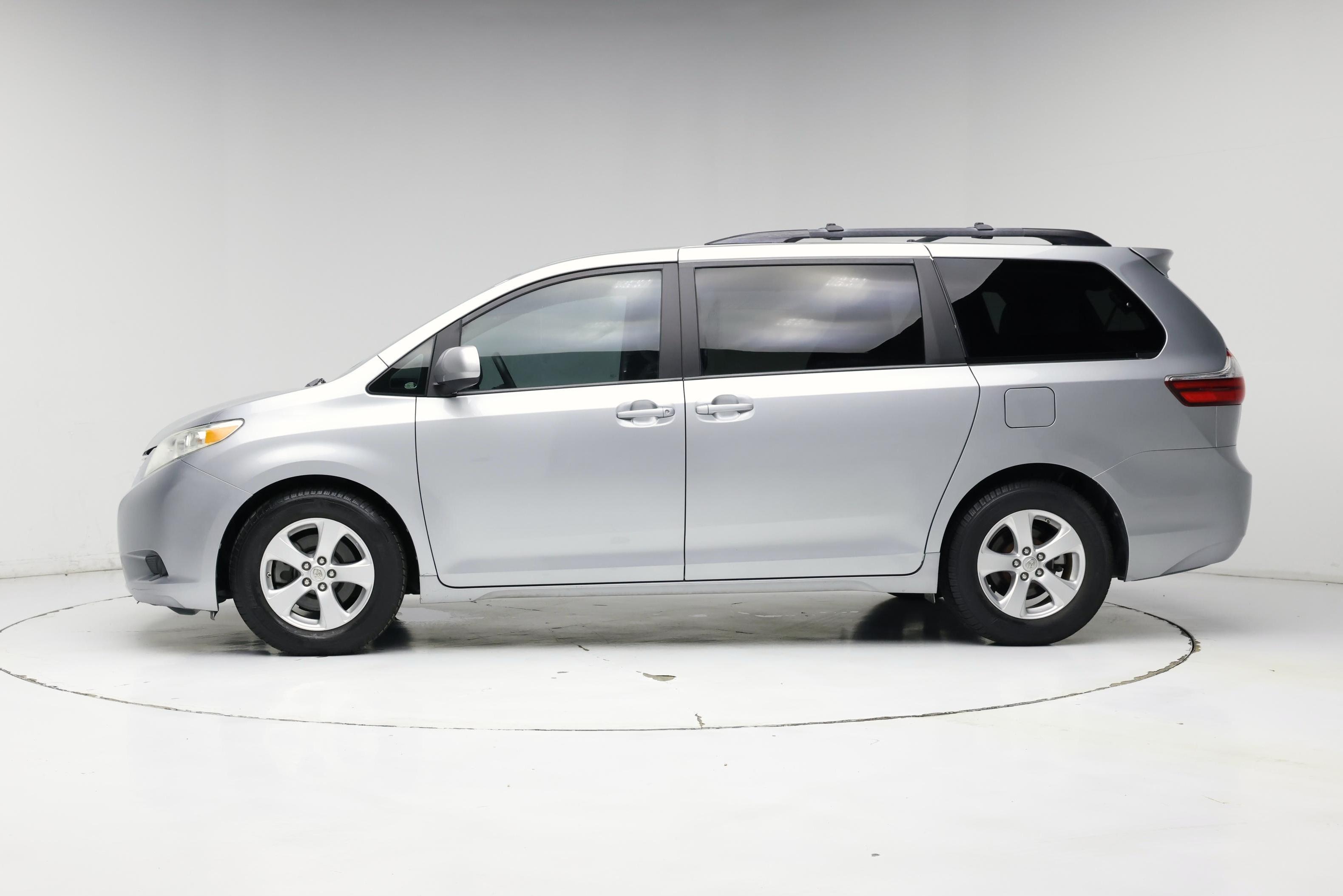 Thumbnail: 2016 Toyota Sienna - 3