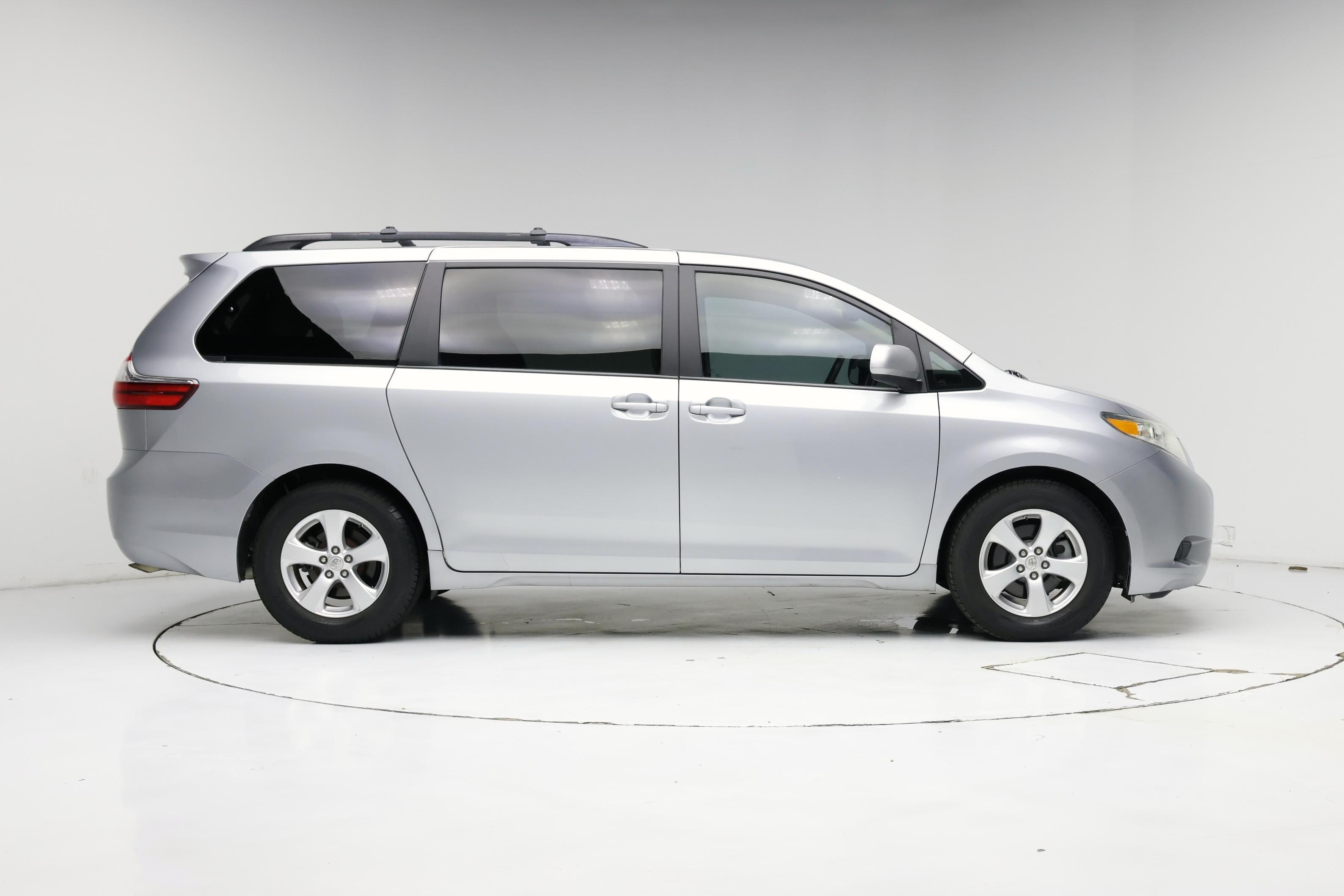 Thumbnail: 2016 Toyota Sienna - 7