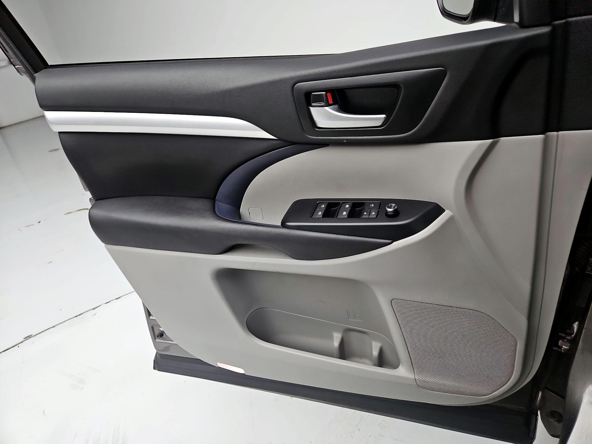 Thumbnail: 2016 Toyota Highlander - 12