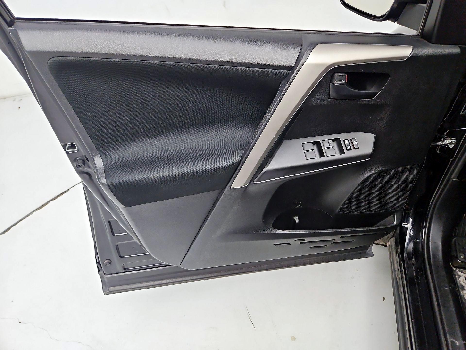 Thumbnail: 2016 Toyota RAV4 - 12