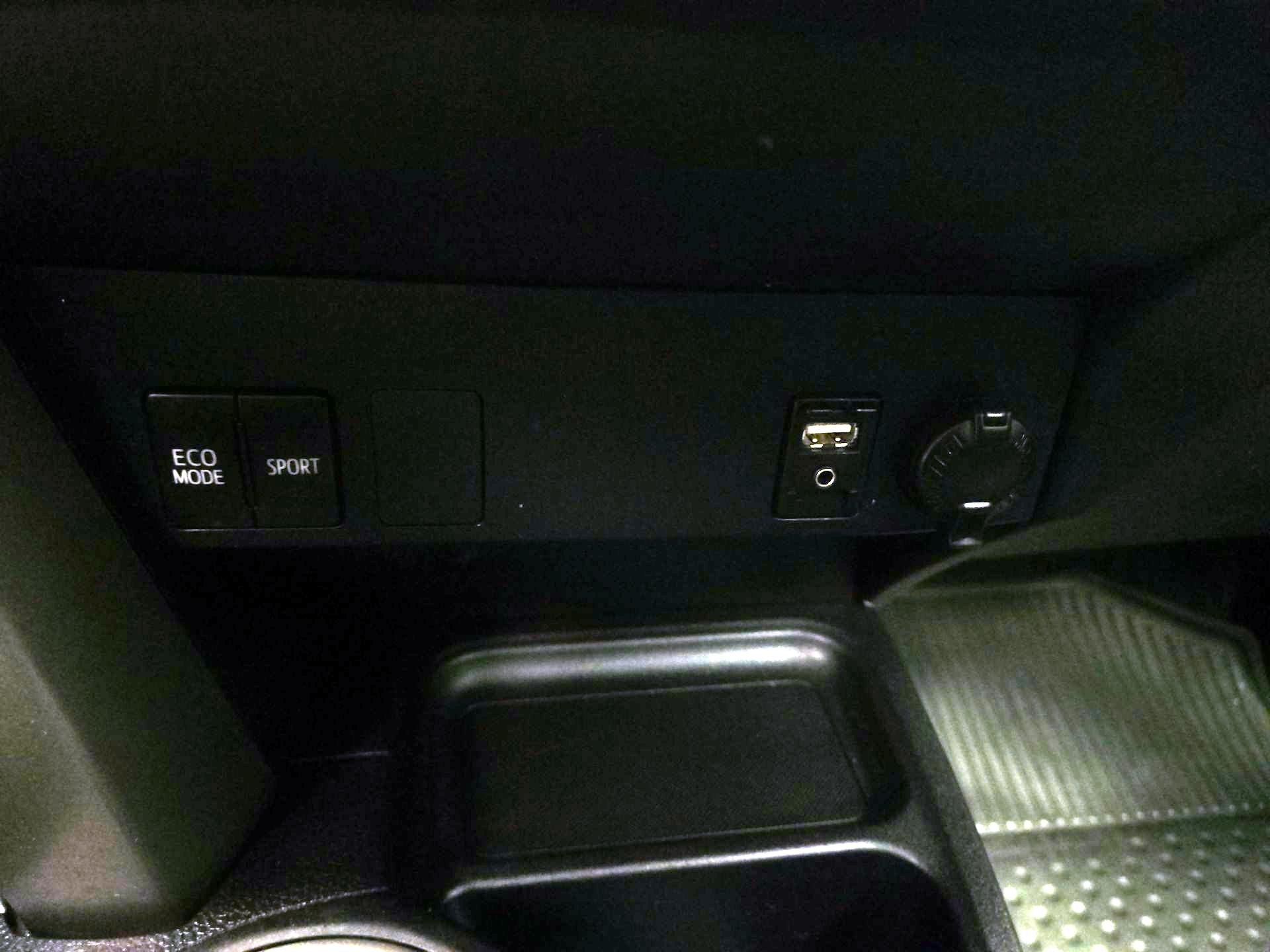 Thumbnail: 2016 Toyota RAV4 - 18