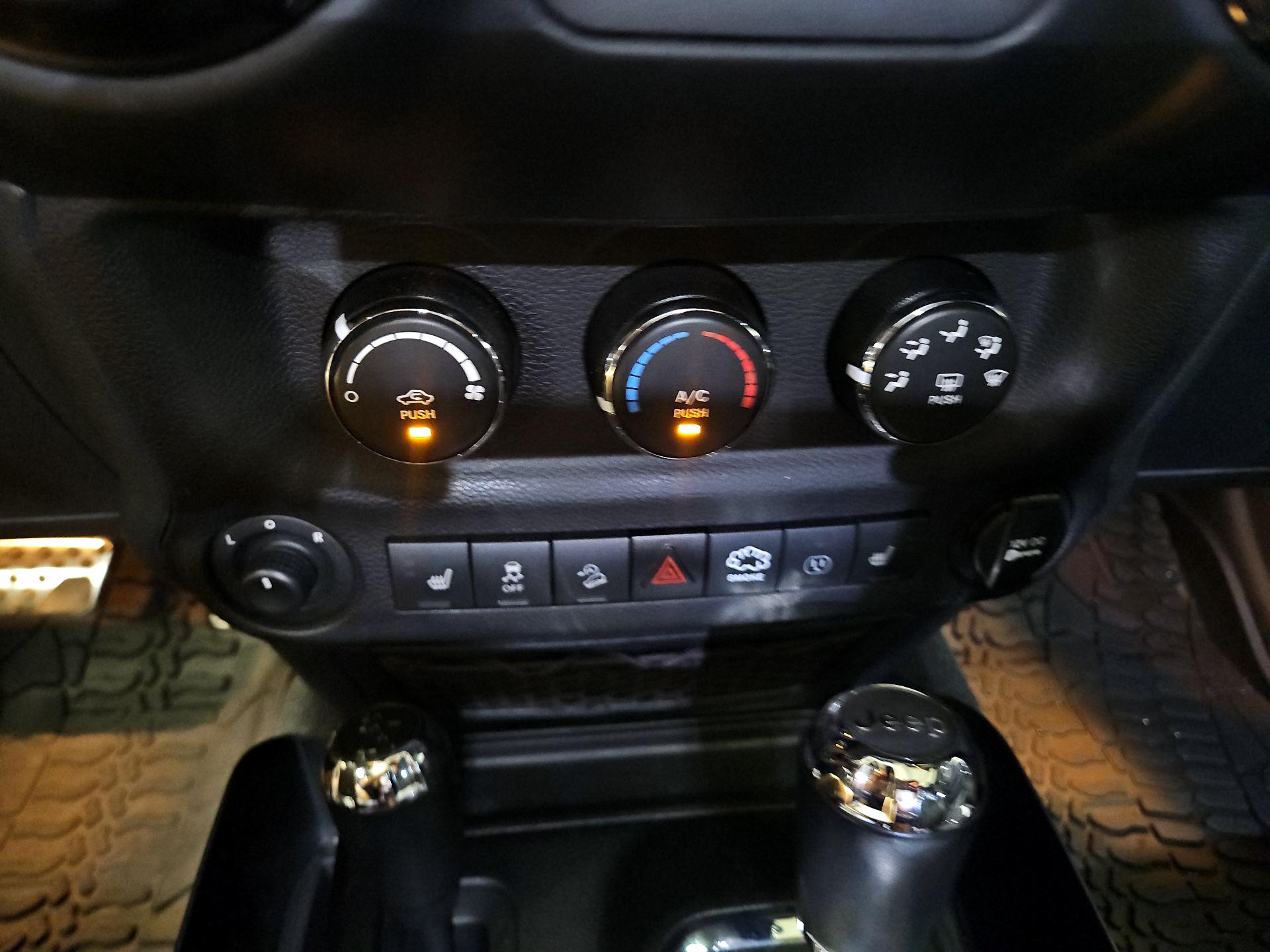 Thumbnail: 2017 Jeep Wrangler - 14