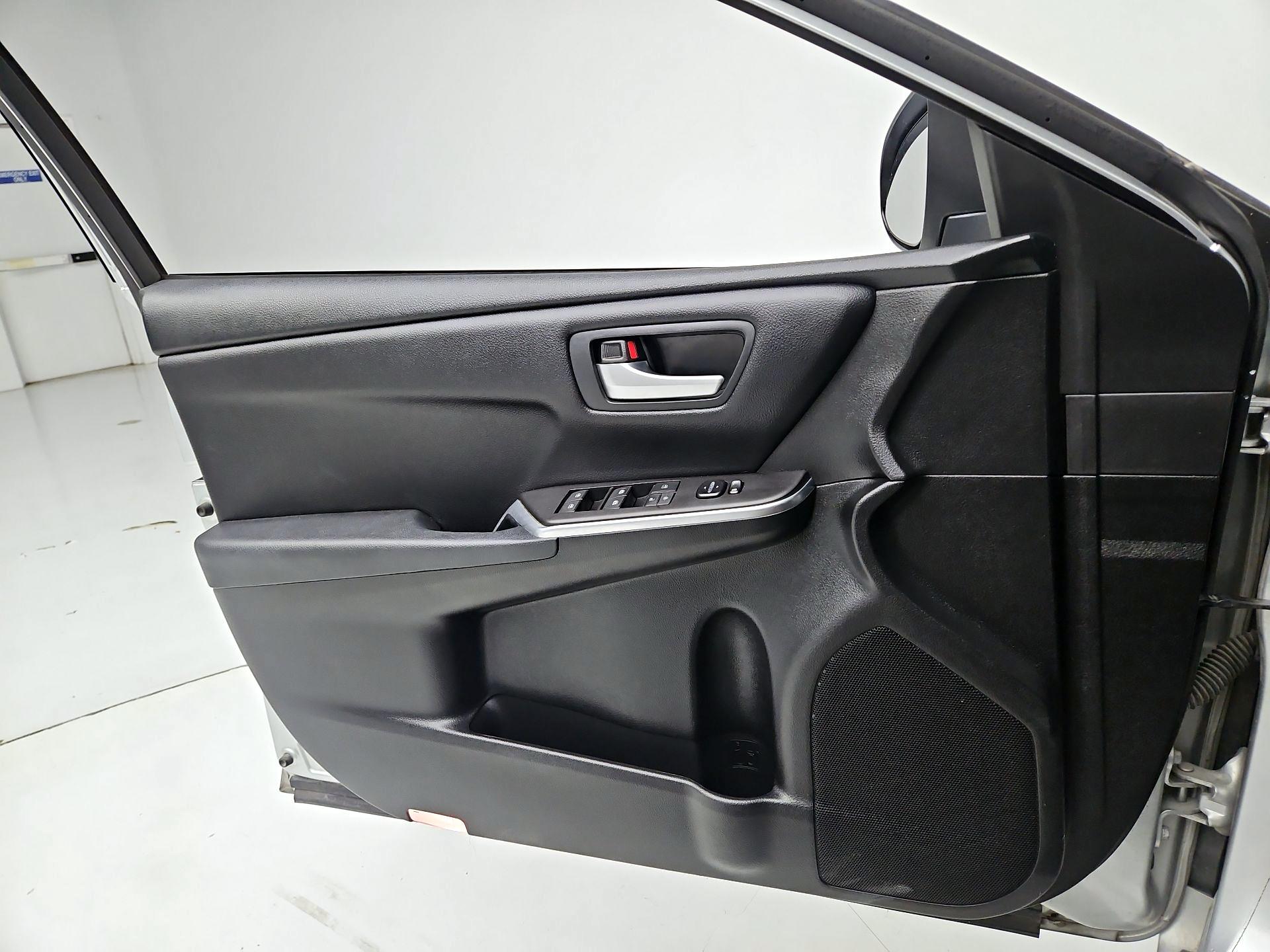 Thumbnail: 2016 Toyota Camry - 12