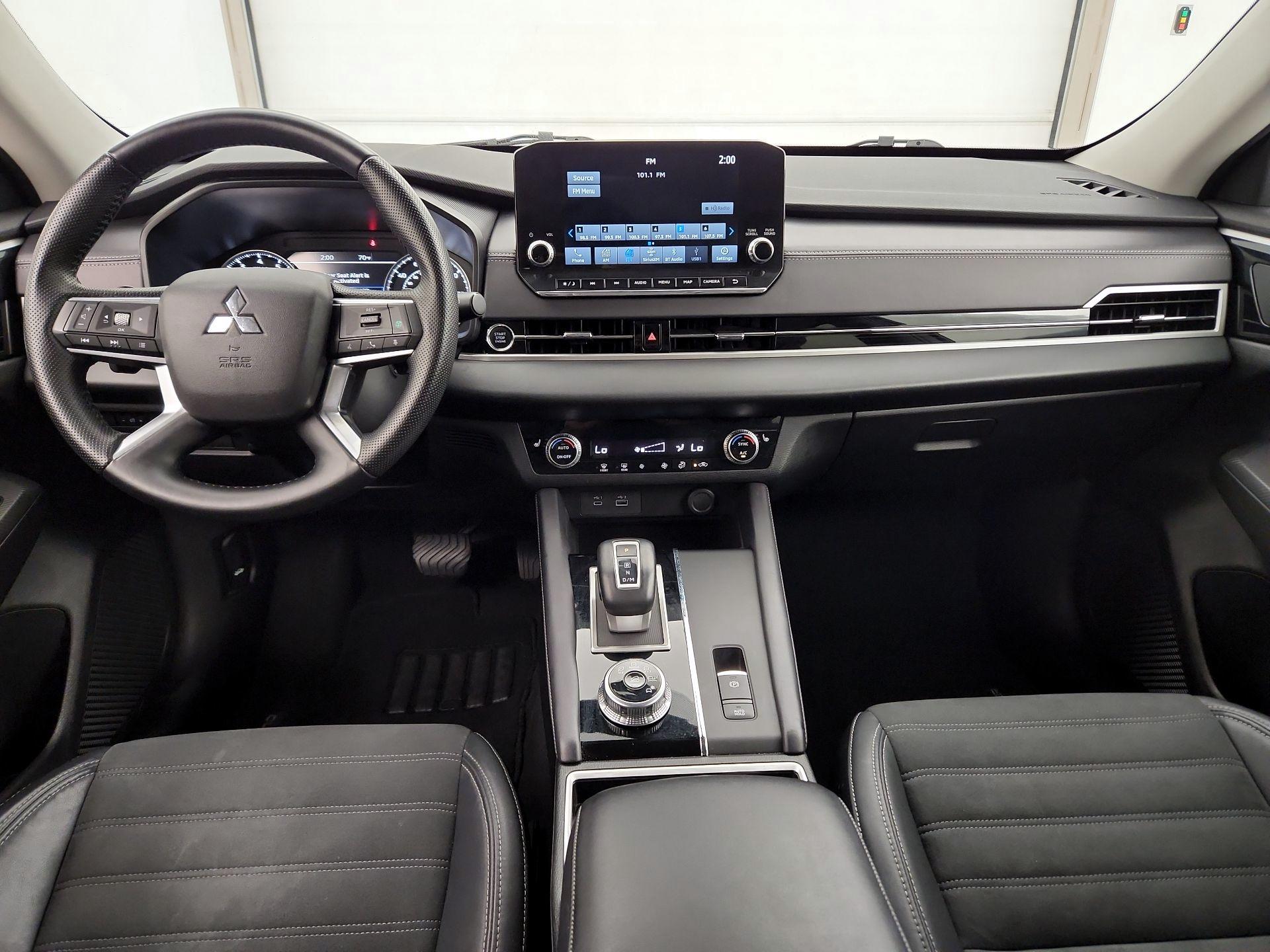 Thumbnail: 2023 Mitsubishi Outlander - 9