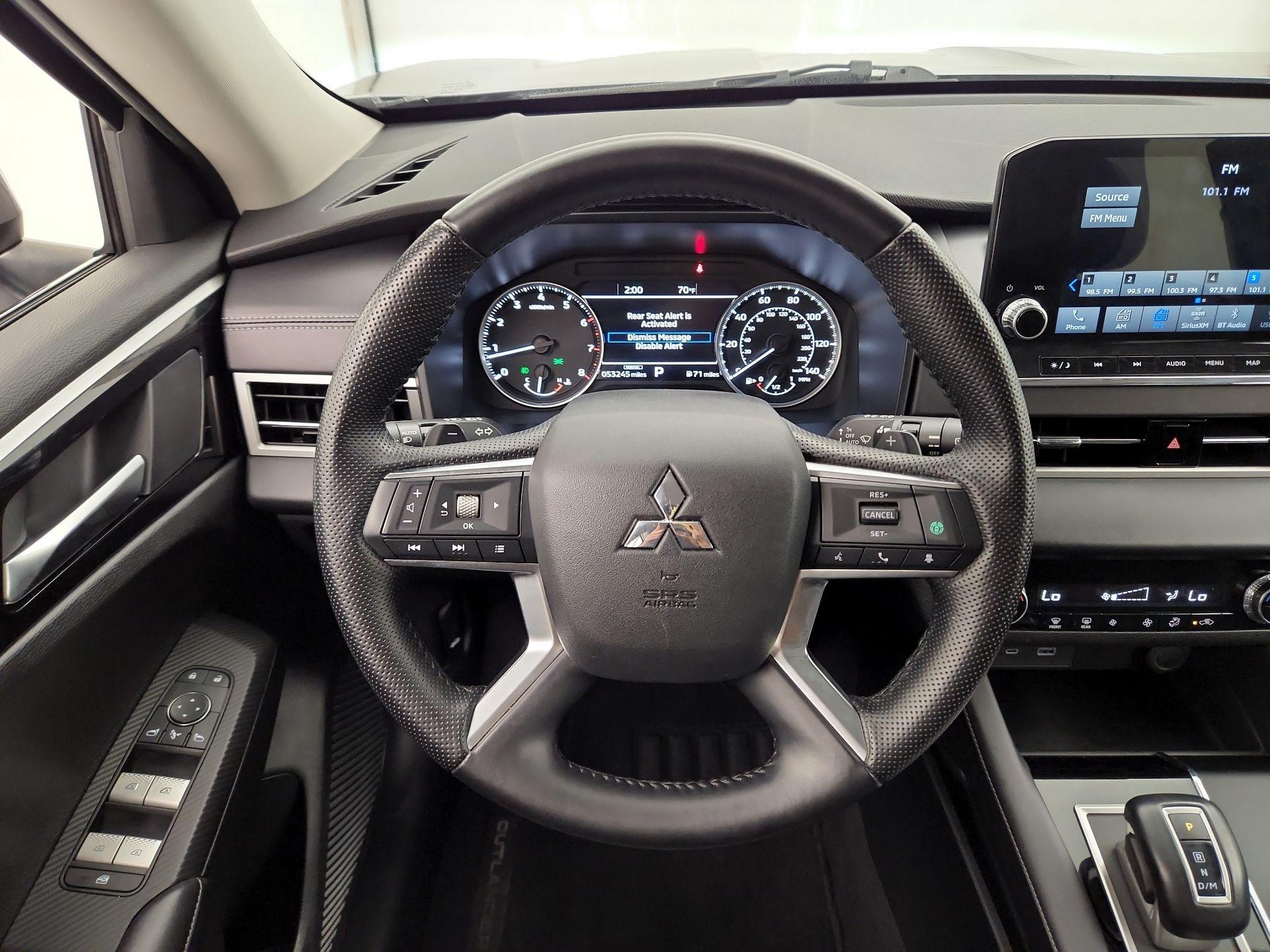 Thumbnail: 2023 Mitsubishi Outlander - 10