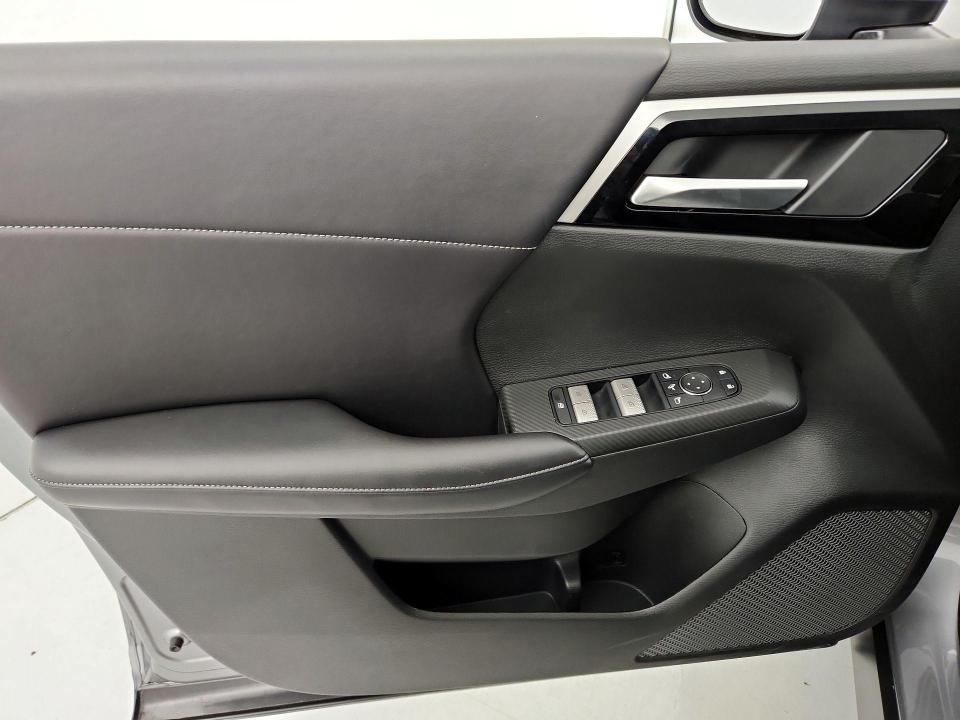 Thumbnail: 2023 Mitsubishi Outlander - 12
