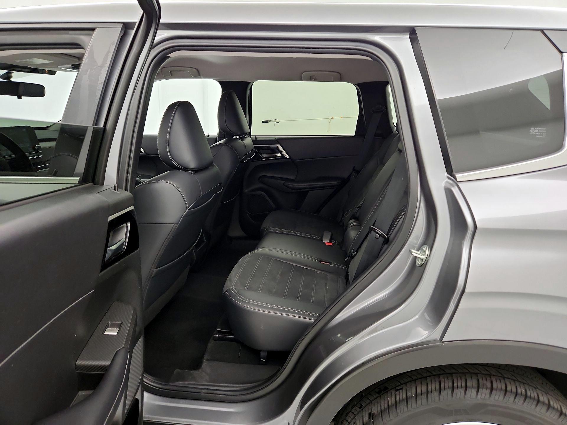 Thumbnail: 2023 Mitsubishi Outlander - 19