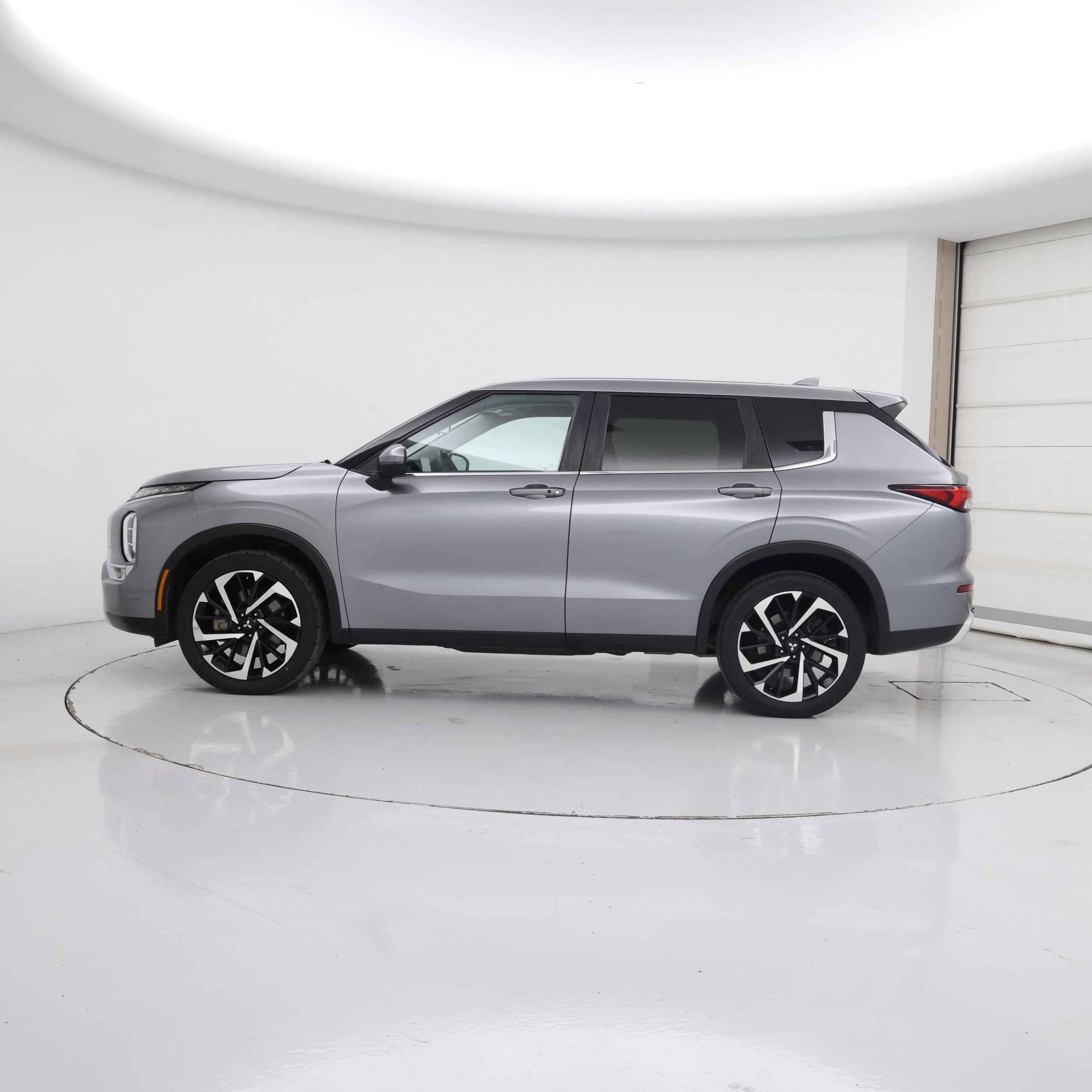 Thumbnail: 2023 Mitsubishi Outlander - 3