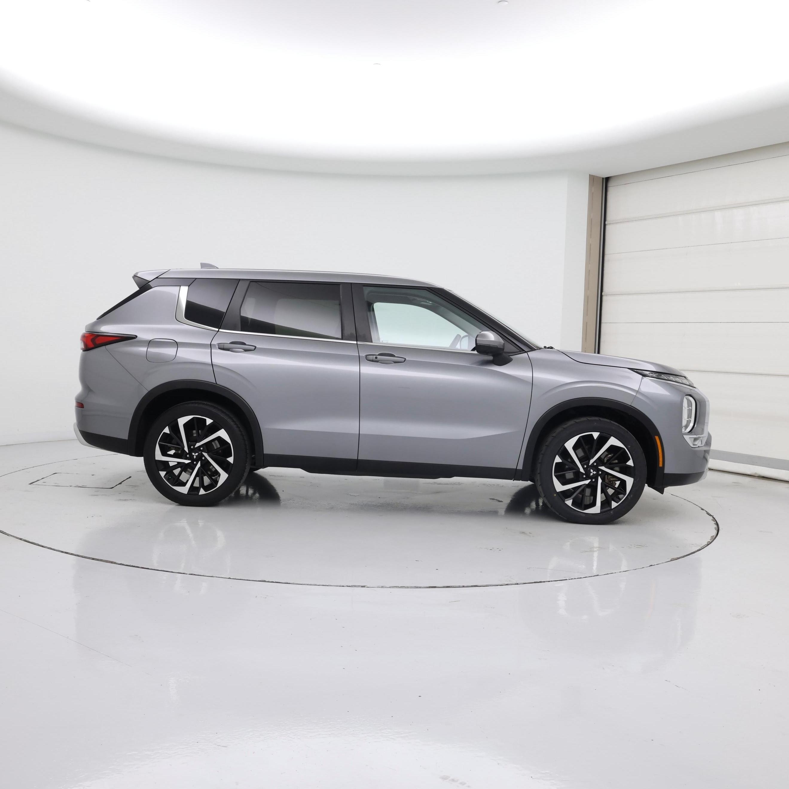 Thumbnail: 2023 Mitsubishi Outlander - 7