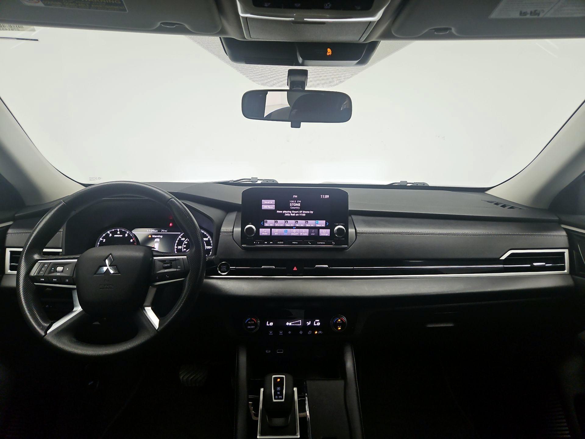 Thumbnail: 2023 Mitsubishi Outlander - 9