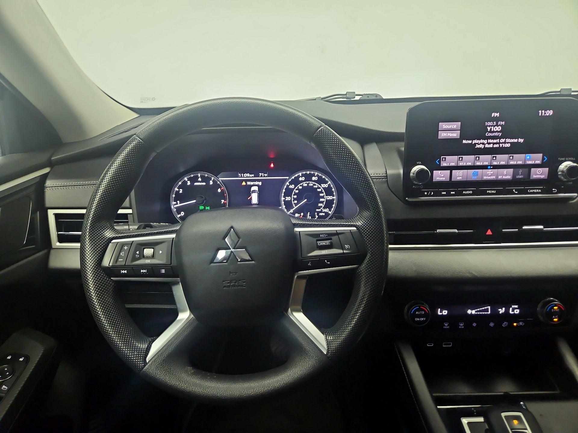 Thumbnail: 2023 Mitsubishi Outlander - 10