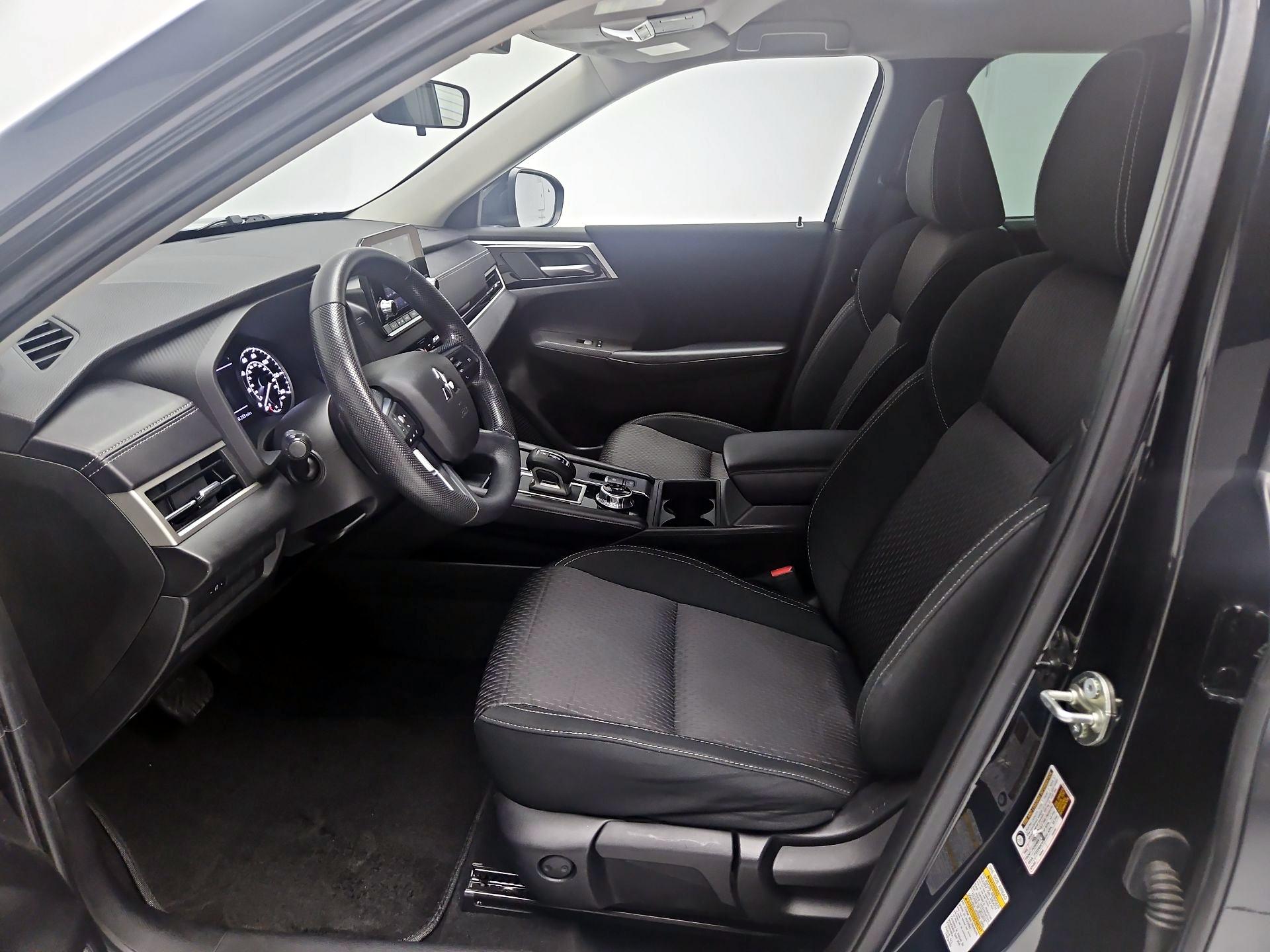 Thumbnail: 2023 Mitsubishi Outlander - 11