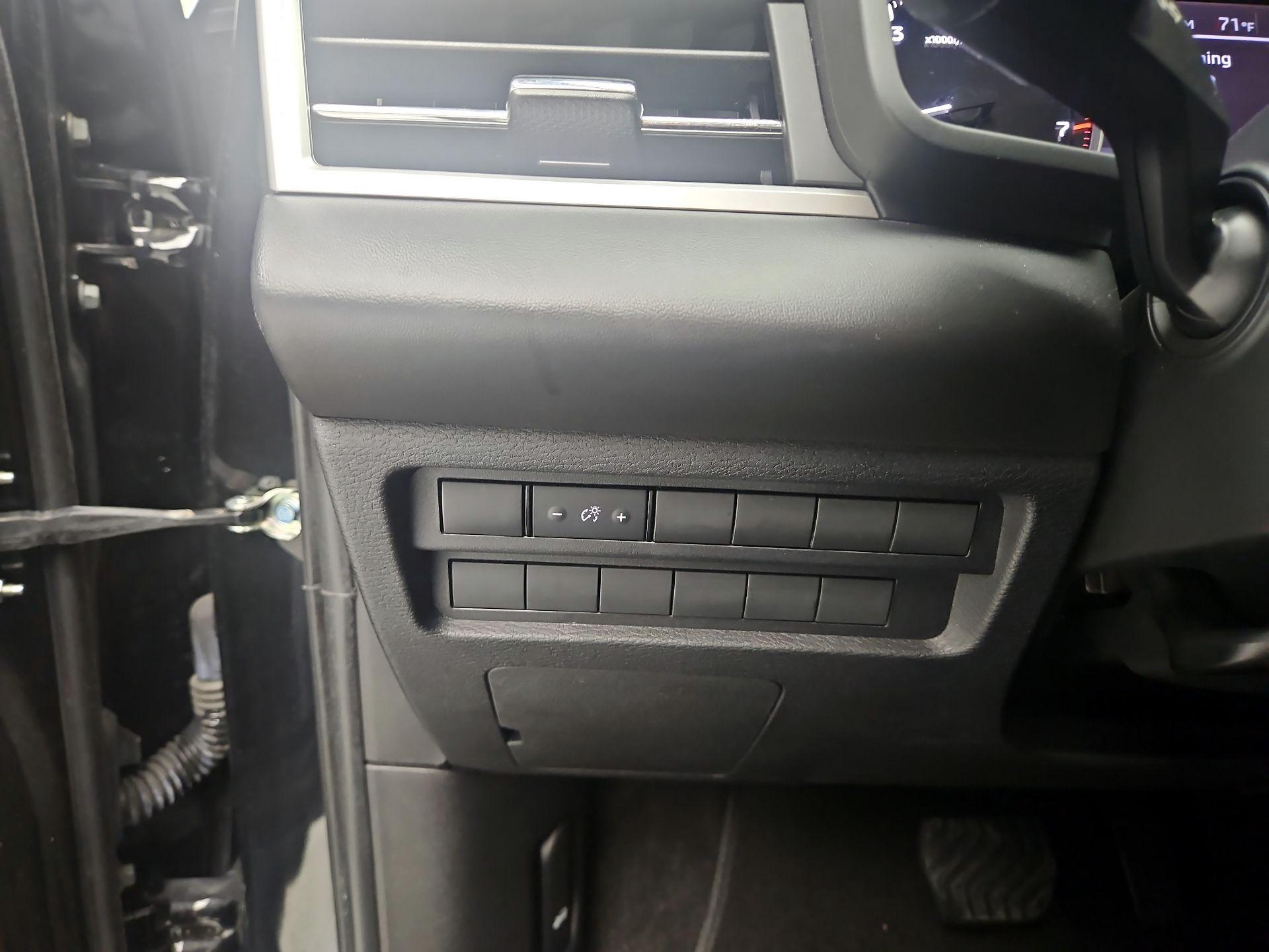 Thumbnail: 2023 Mitsubishi Outlander - 13