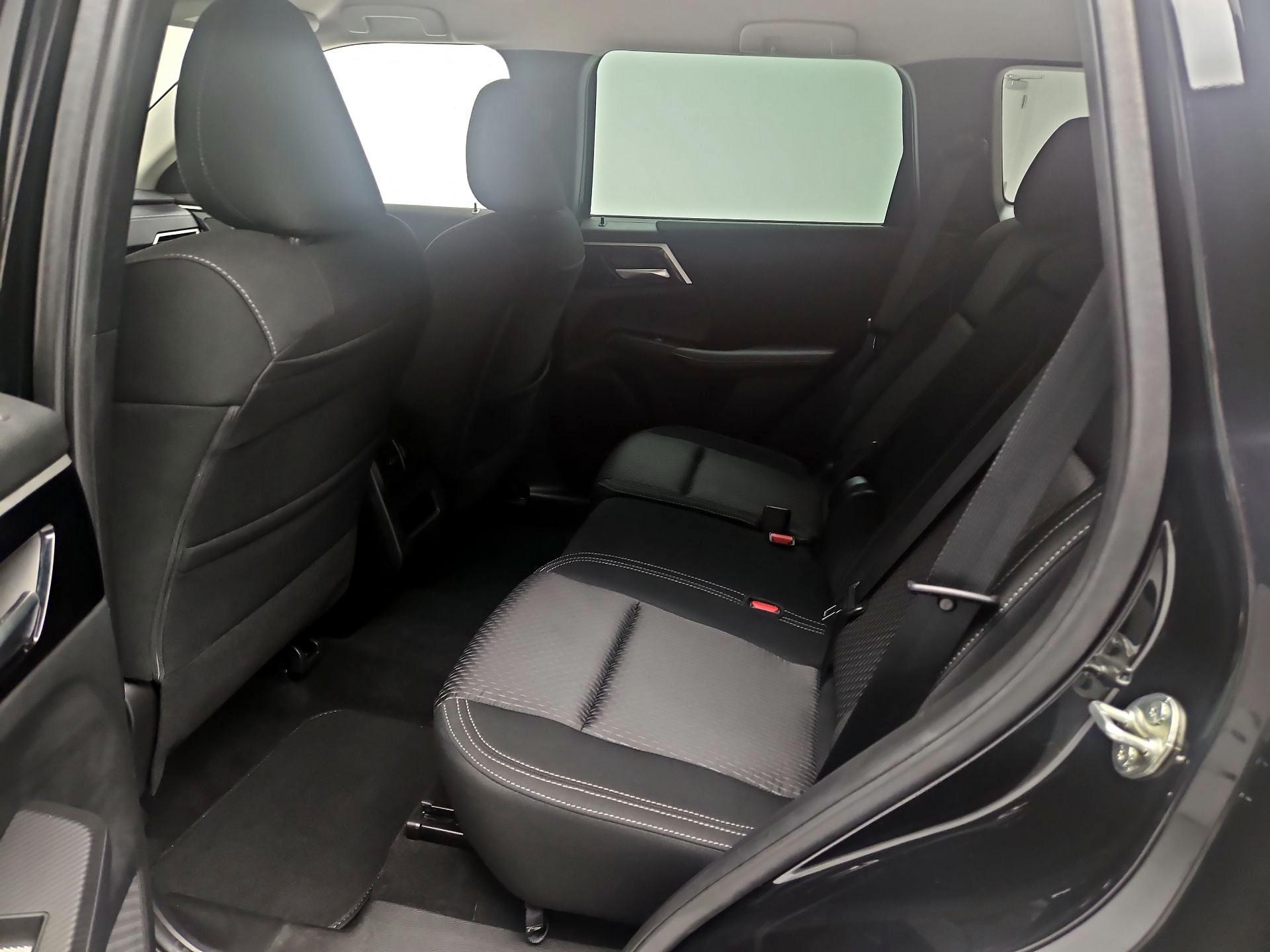 Thumbnail: 2023 Mitsubishi Outlander - 19