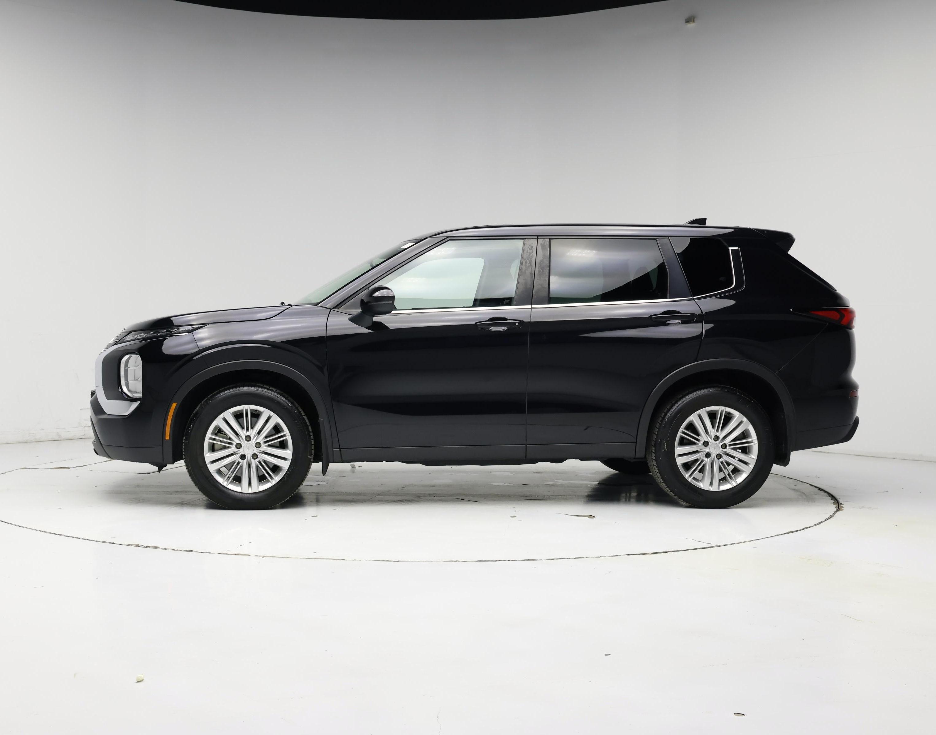 Thumbnail: 2023 Mitsubishi Outlander - 3