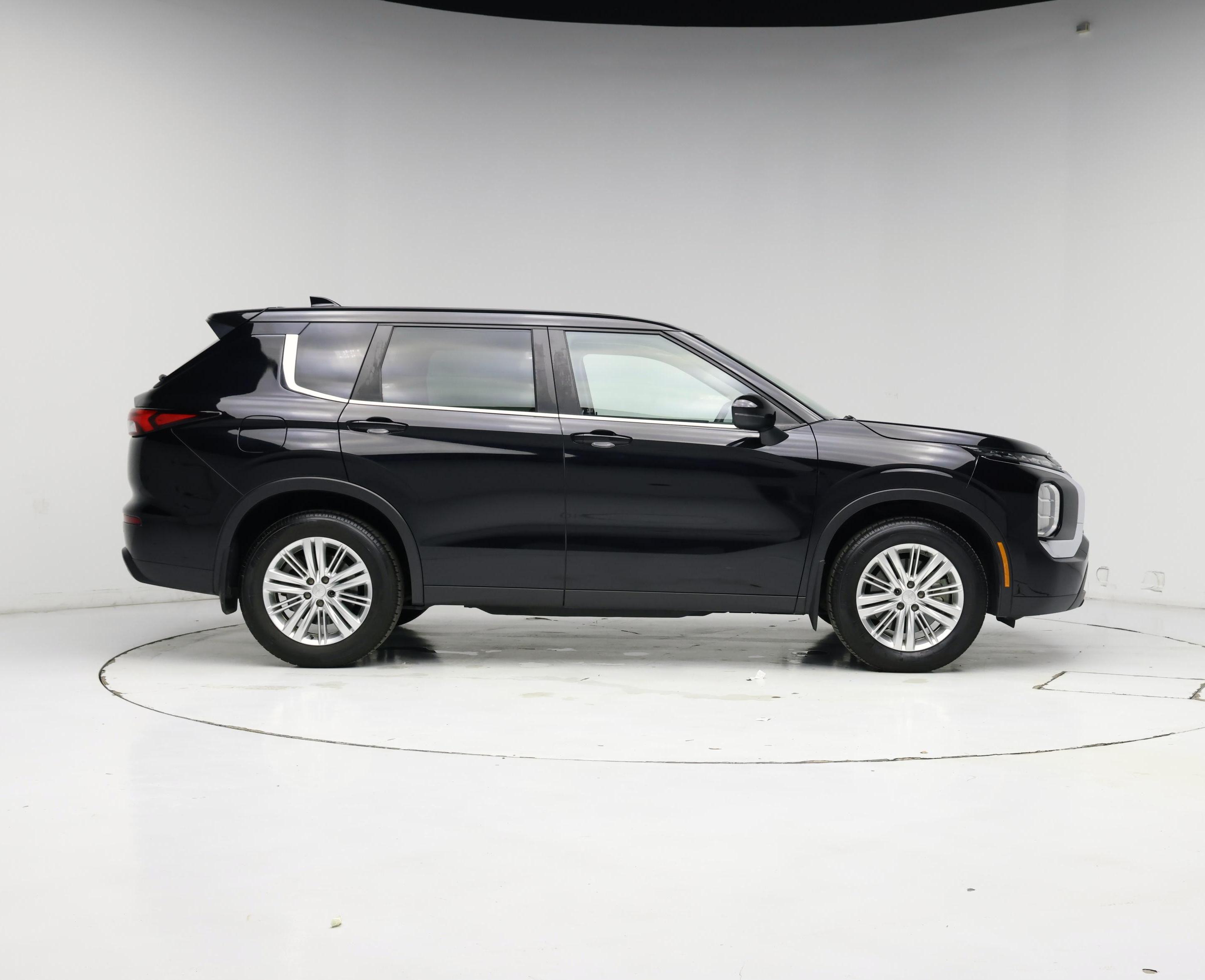 Thumbnail: 2023 Mitsubishi Outlander - 7