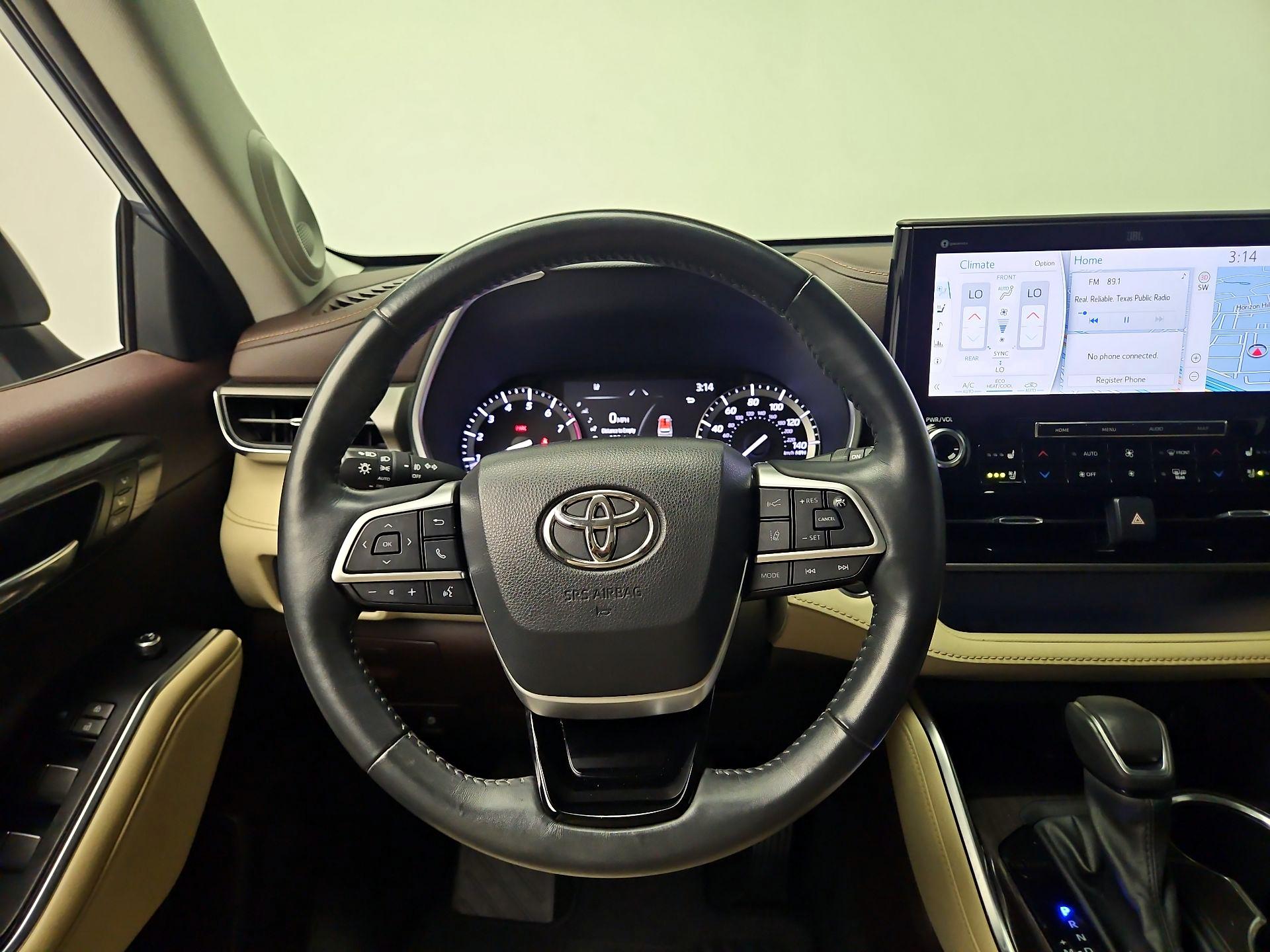 Thumbnail: 2022 Toyota Highlander - 10
