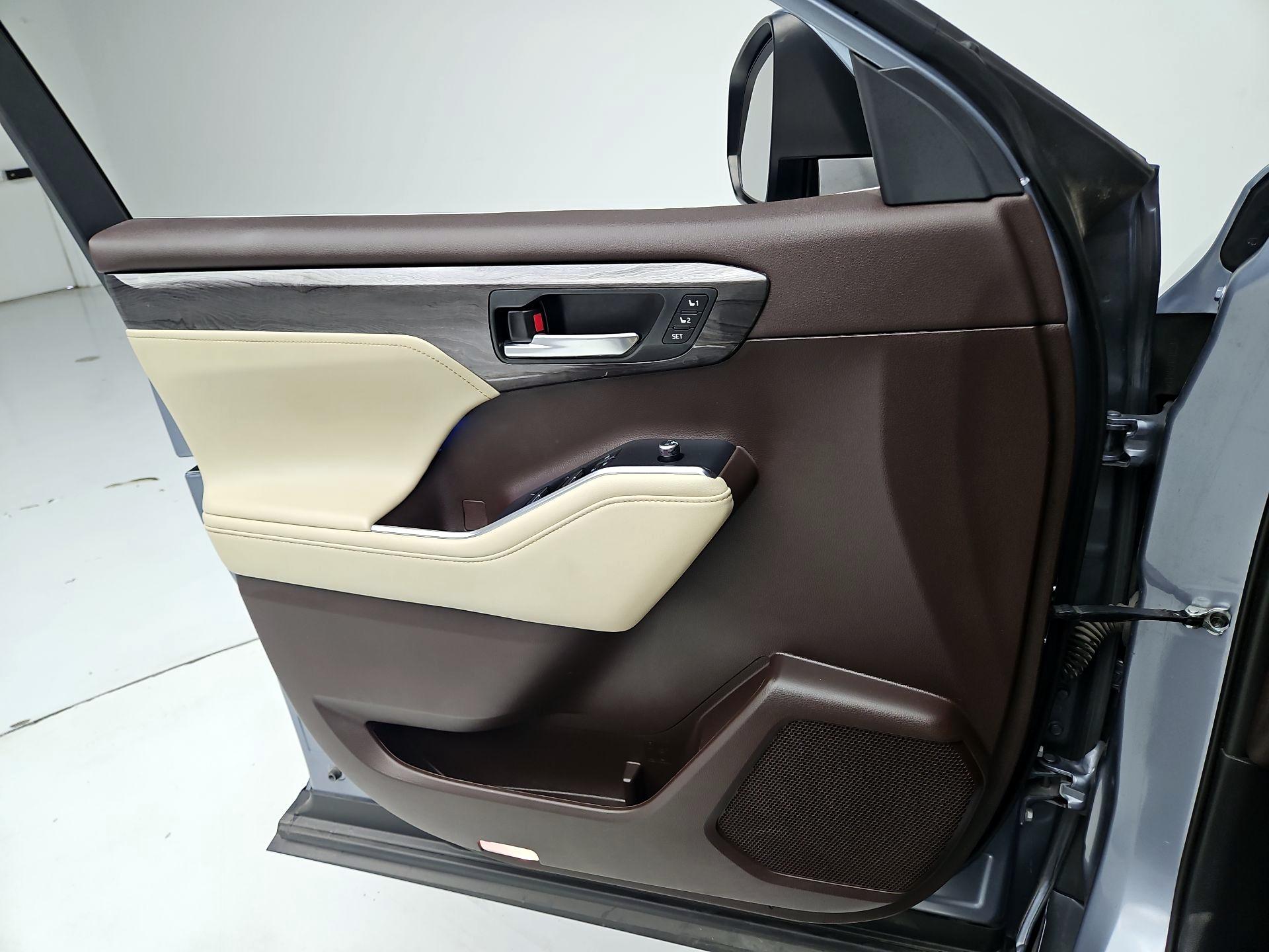 Thumbnail: 2022 Toyota Highlander - 12