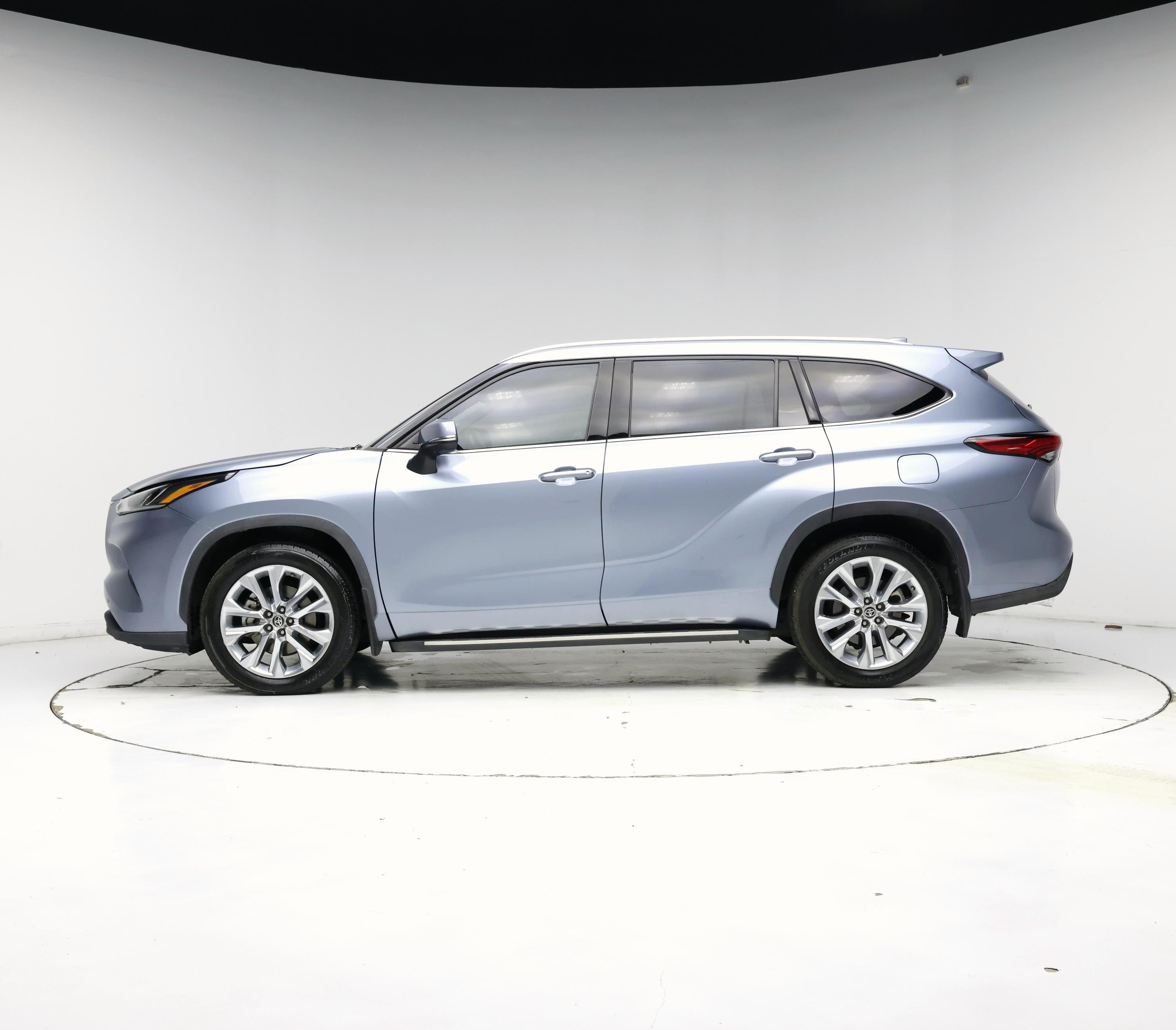 Thumbnail: 2022 Toyota Highlander - 3
