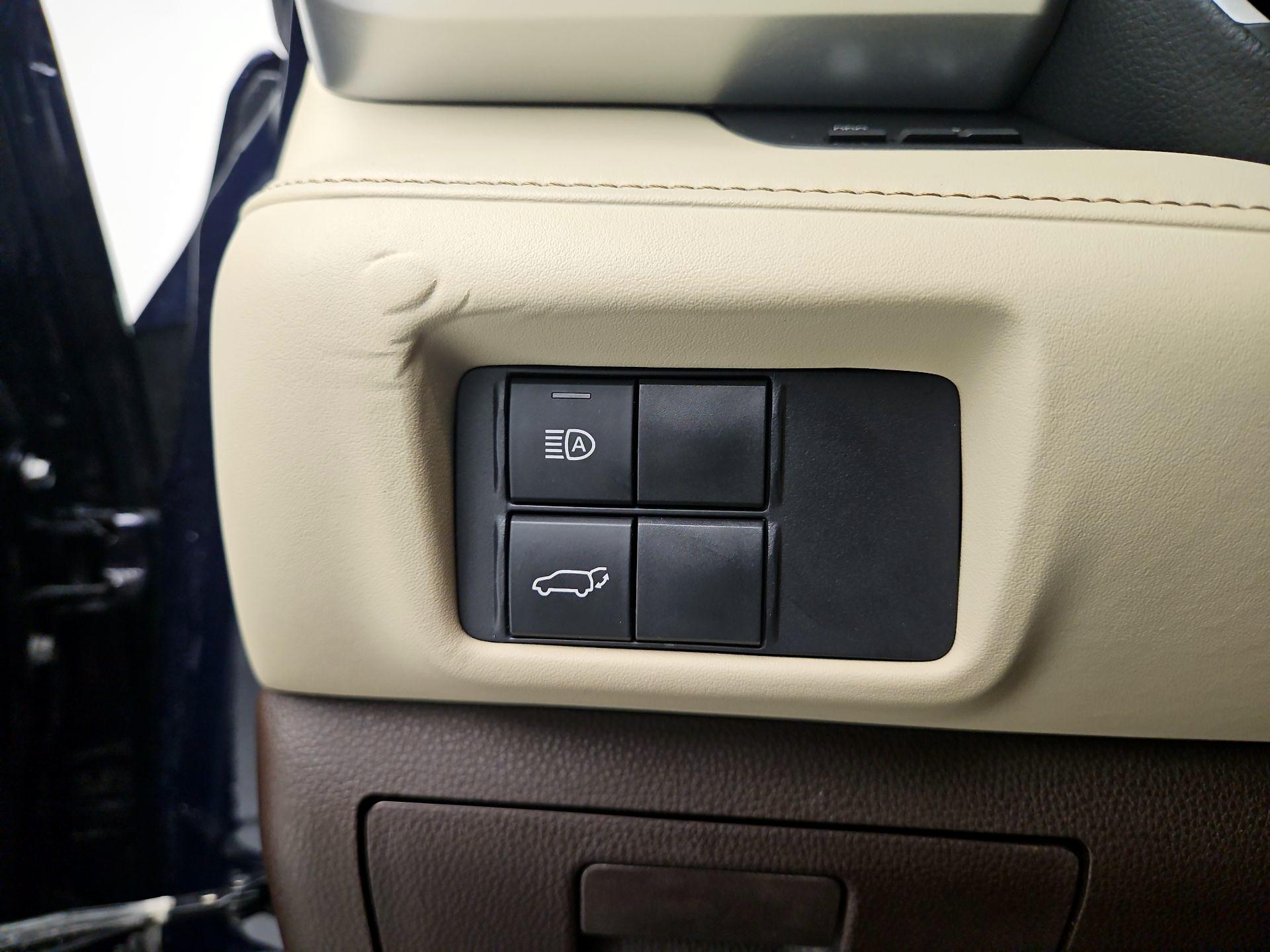 Thumbnail: 2020 Toyota Highlander - 13